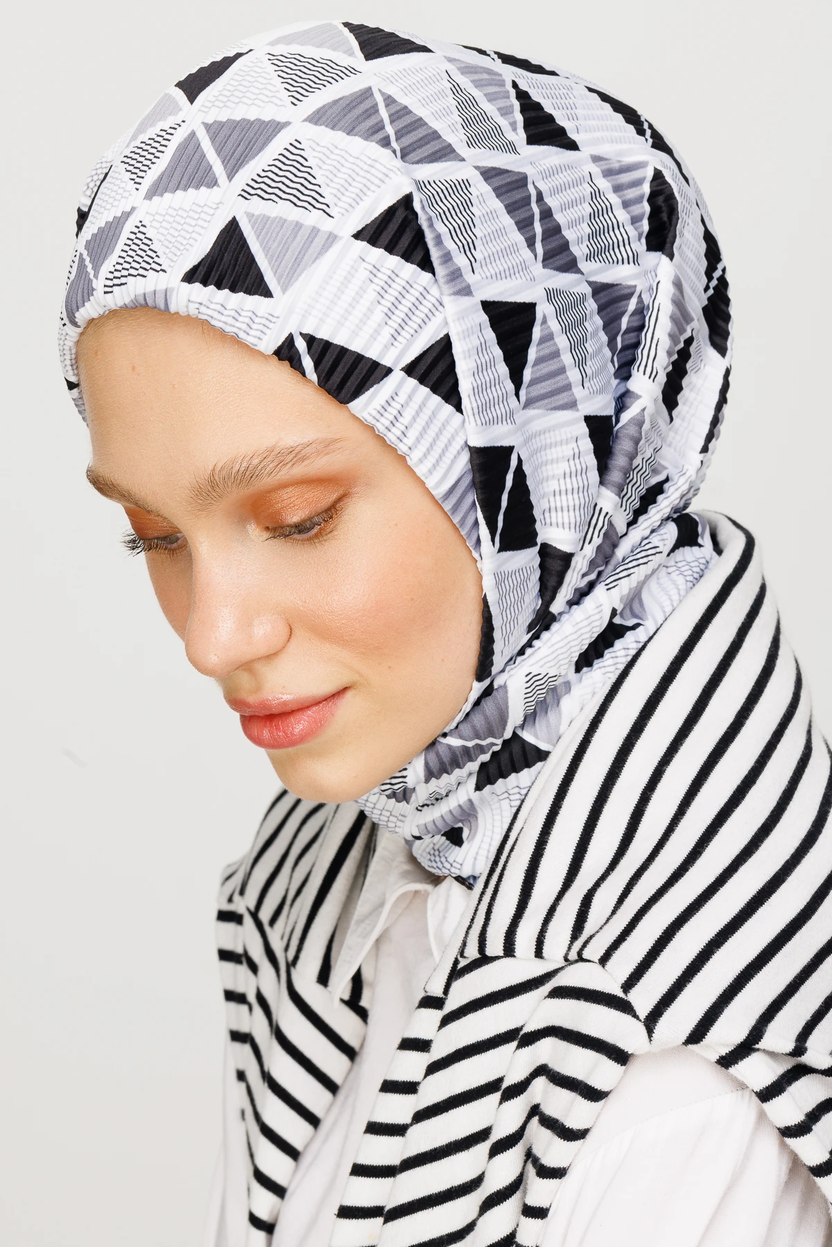 وشاح مطوي بنمط منشوري