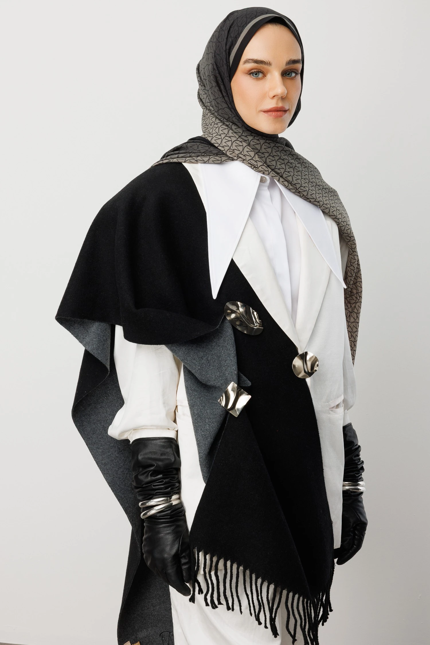 شال حرير من خبي بنقشة مونوغرام