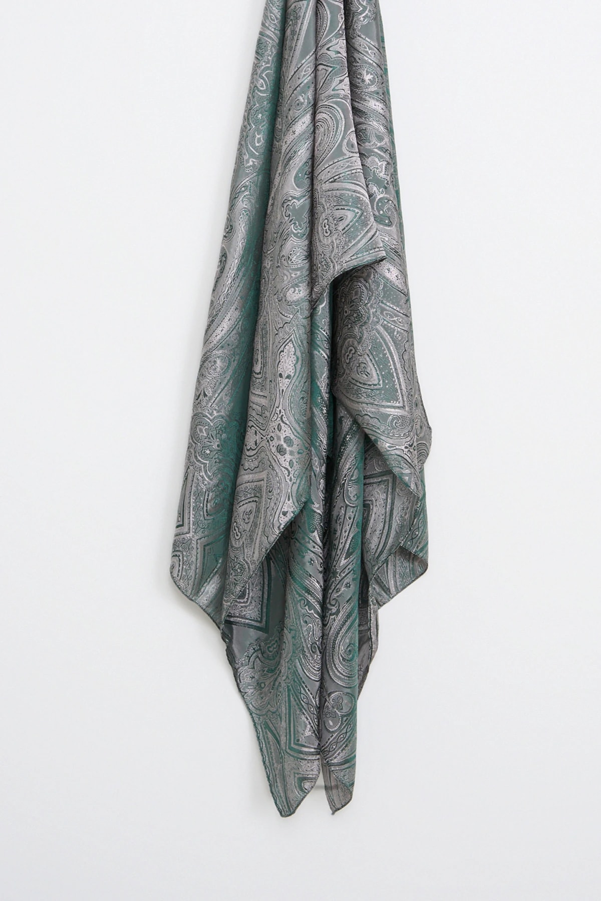 شال ليفا باترن شاين لاين