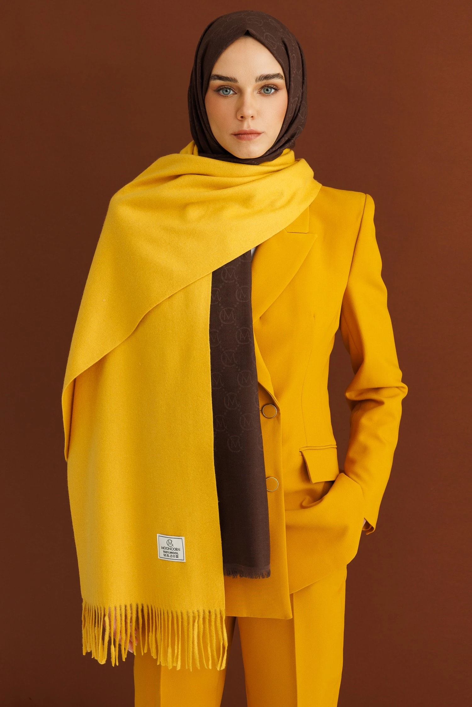 شال من الصوف والحرير - بني غامق