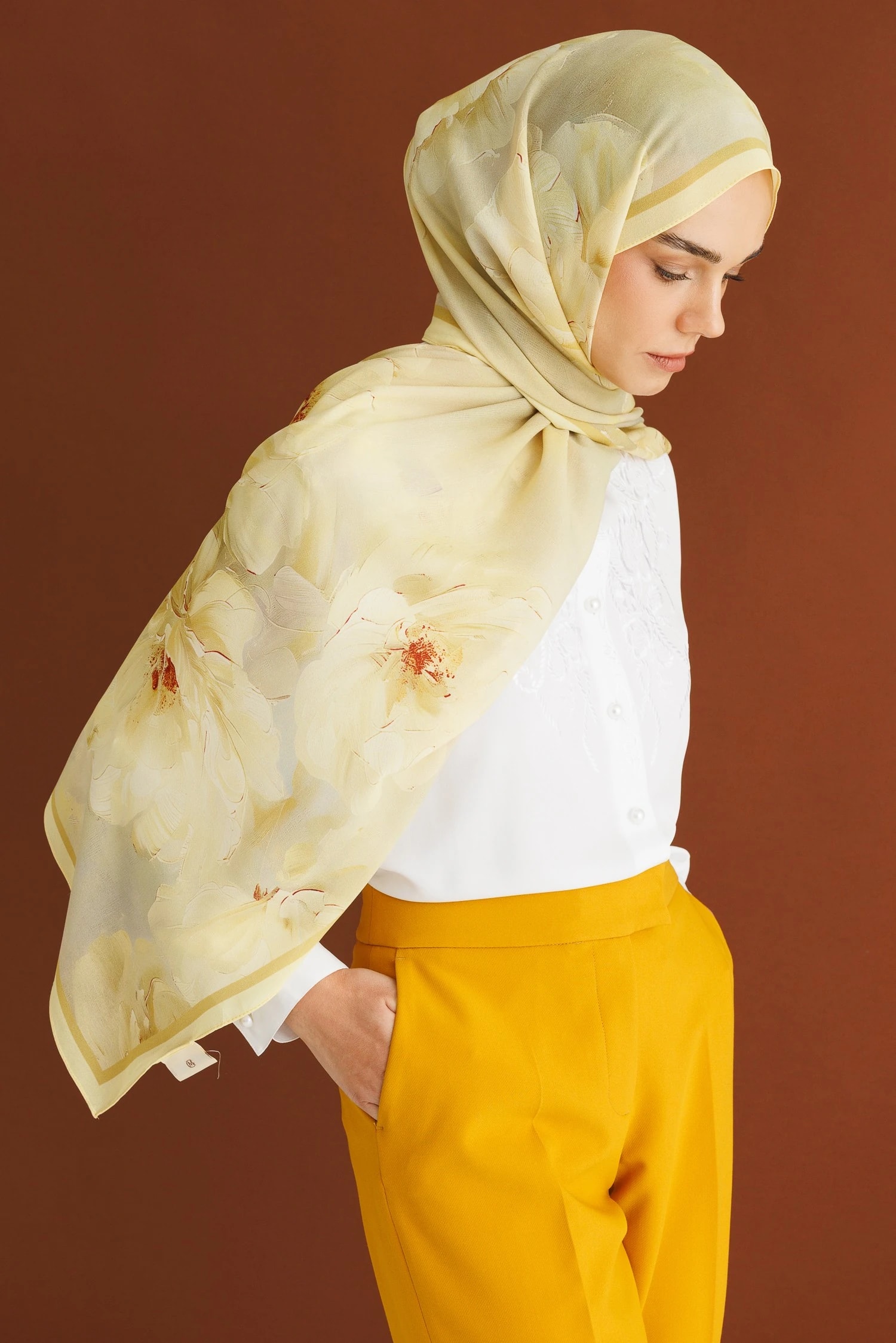 شال حرير خبي بنقشة الورد - مشمش