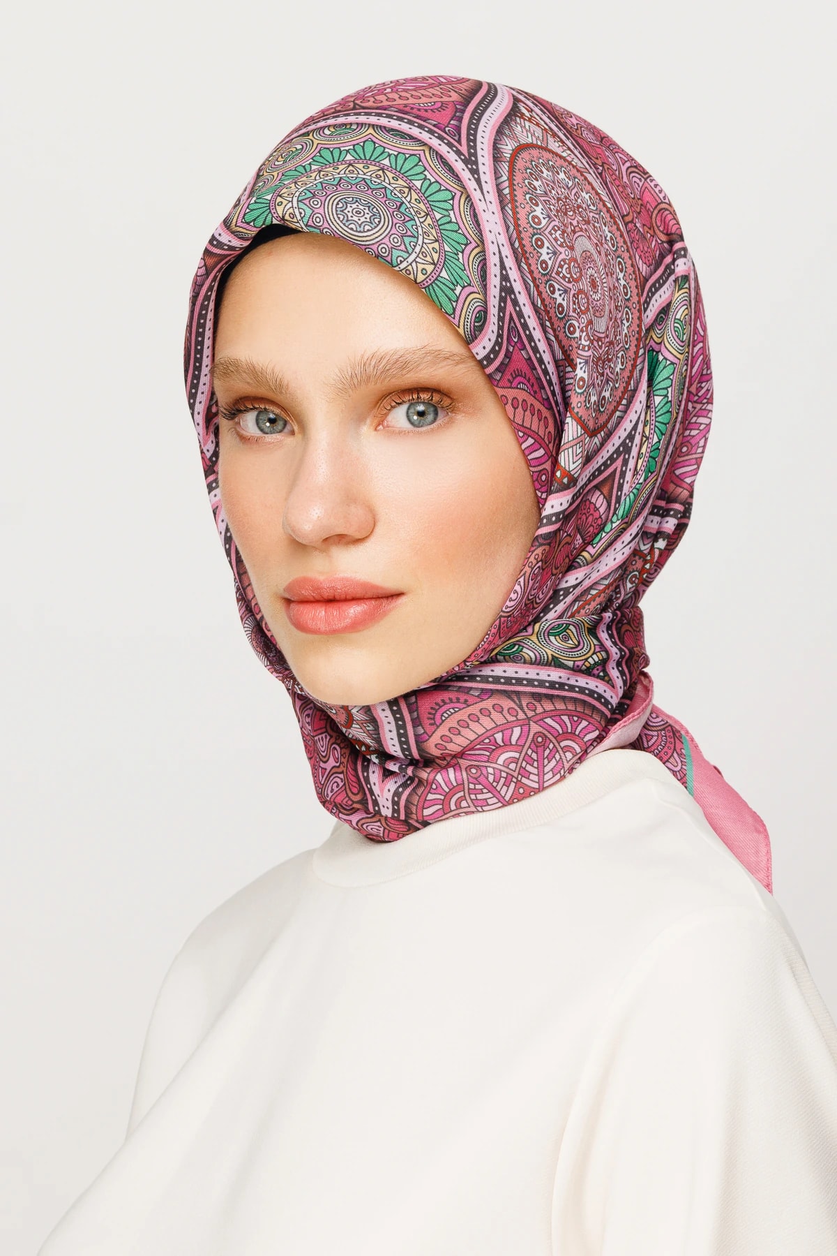 وشاح ناعم رقمي بنمط عرقي