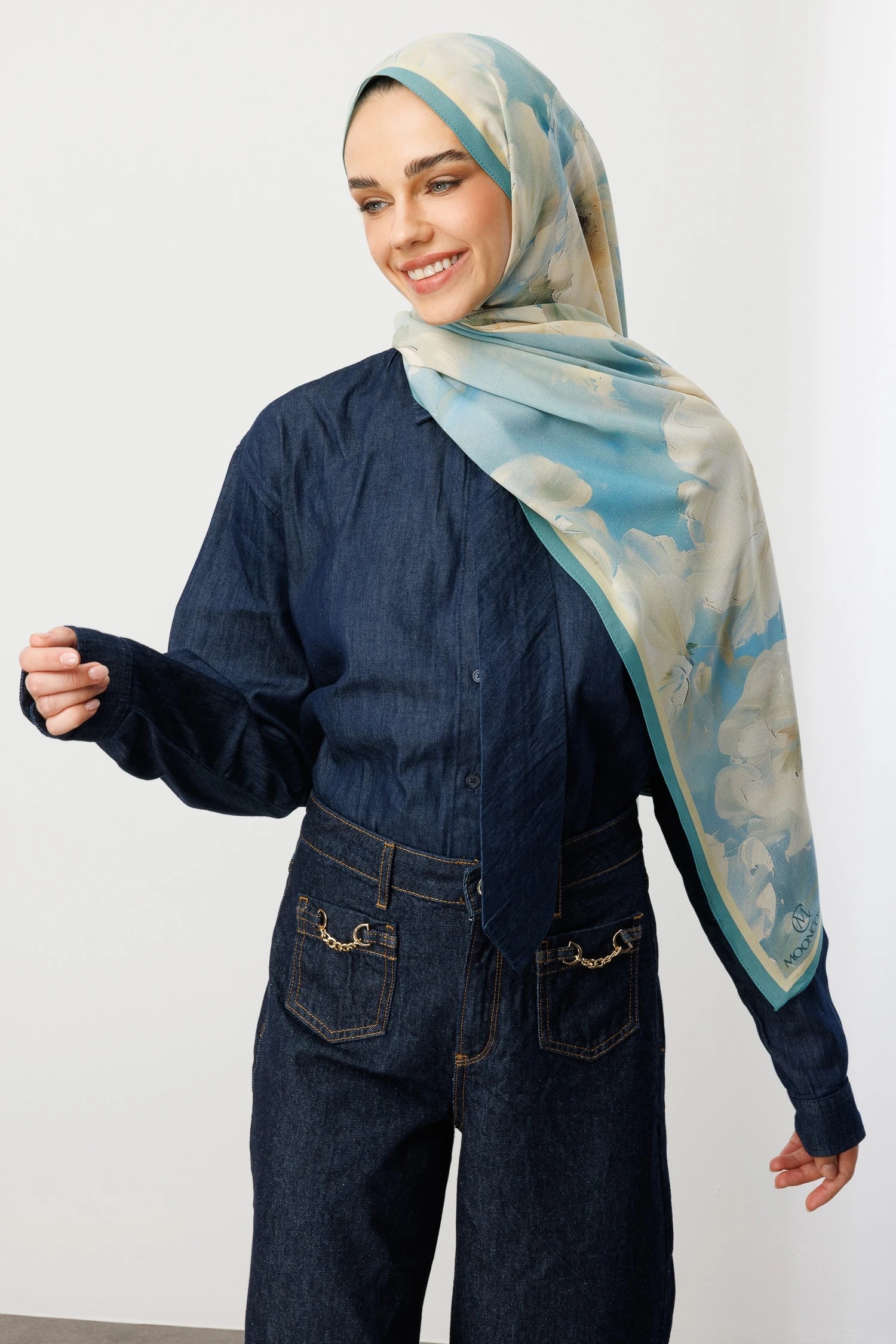 شال حرير خبي بنقشة الورد - أزرق فاتح