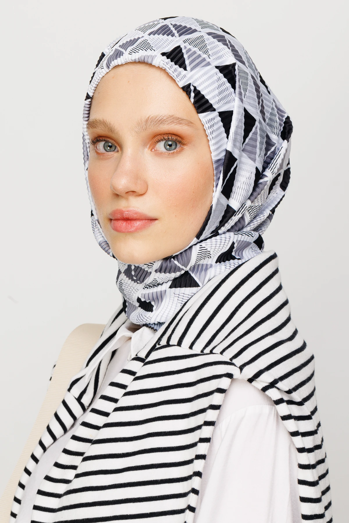 وشاح مطوي بنمط منشوري