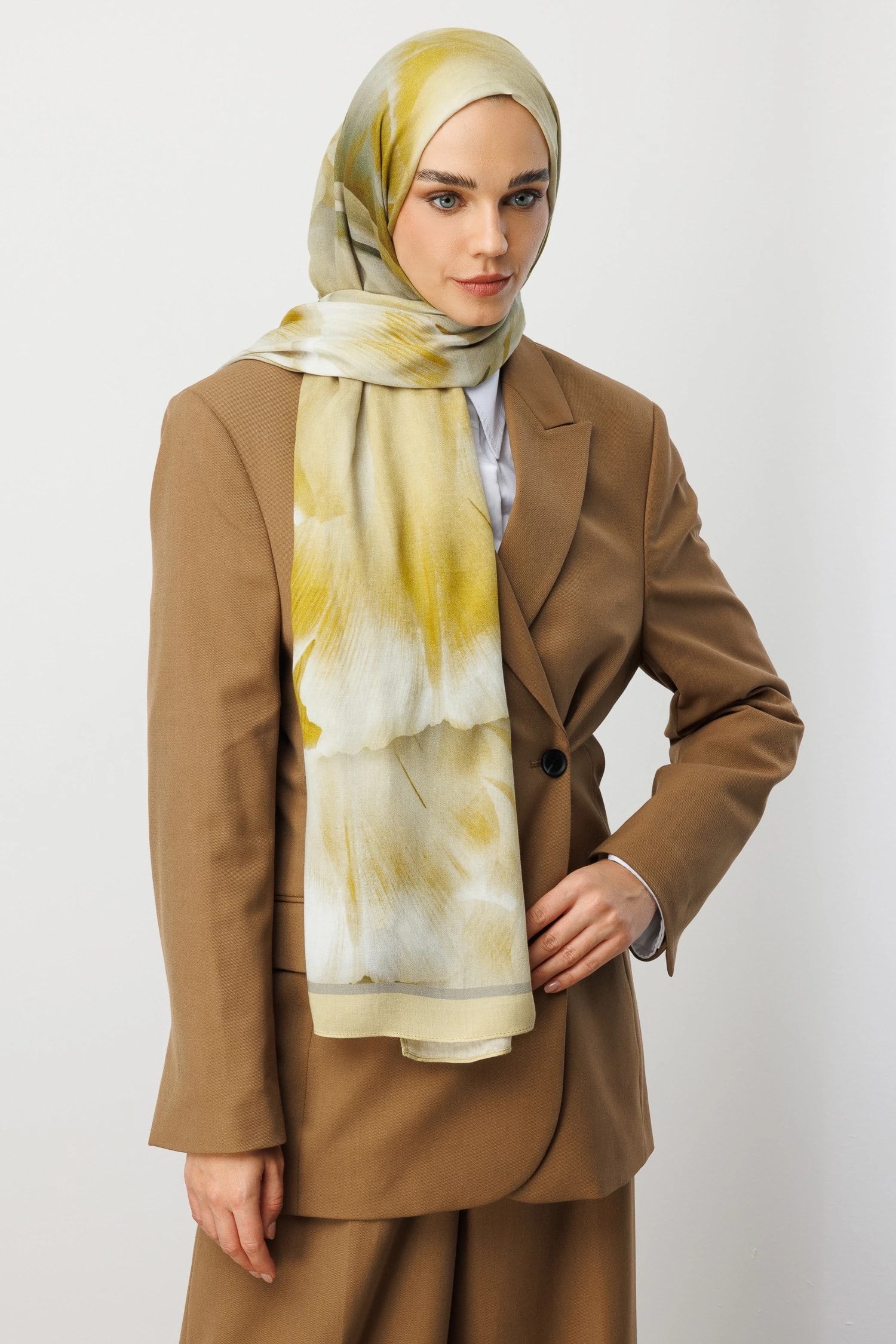 شال رامي بنمط فلور - أخضر زيتوني