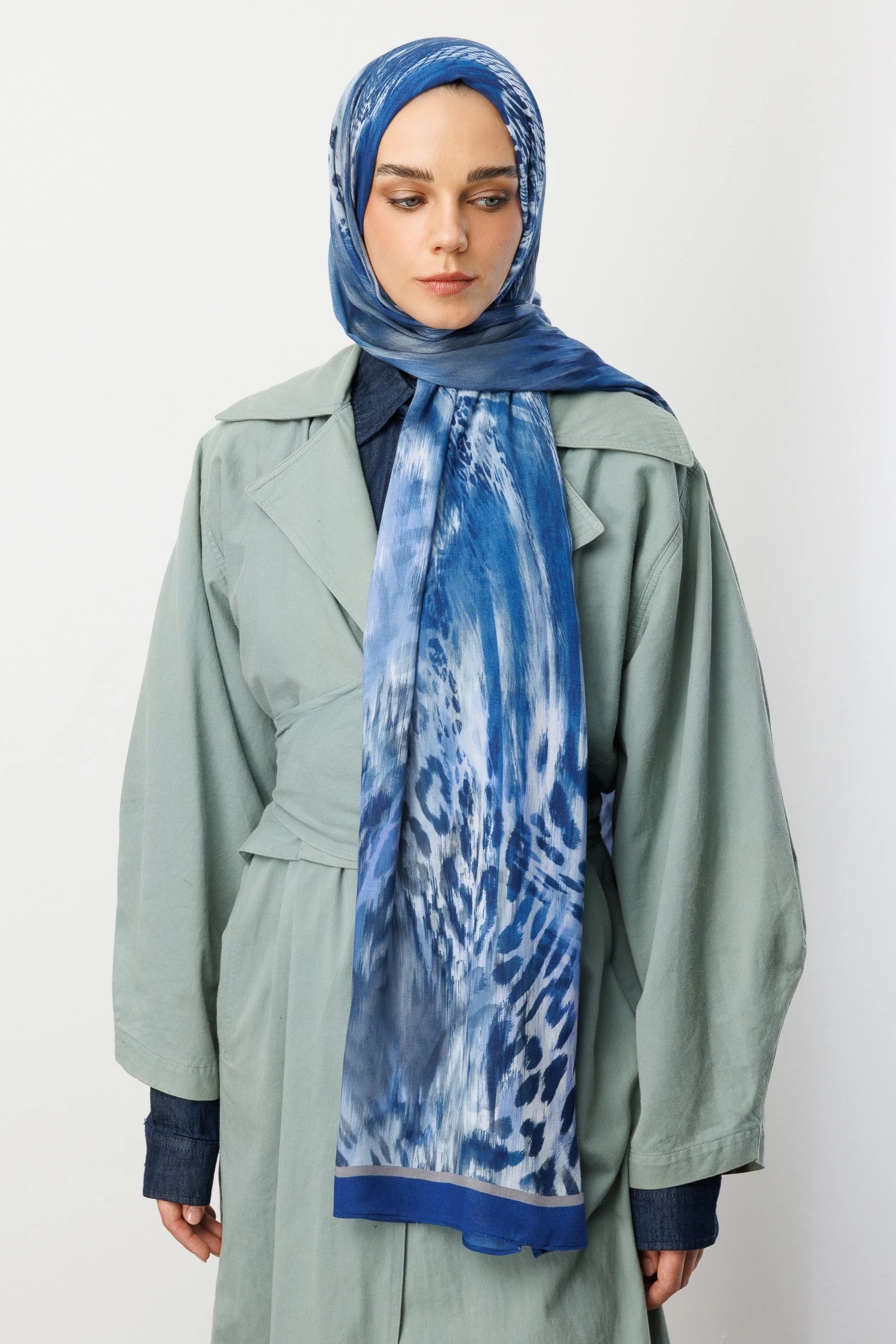 شال رامي بنقشة جلد النمر - نيلي