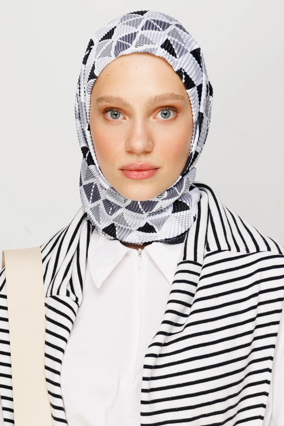 وشاح مطوي بنمط منشوري