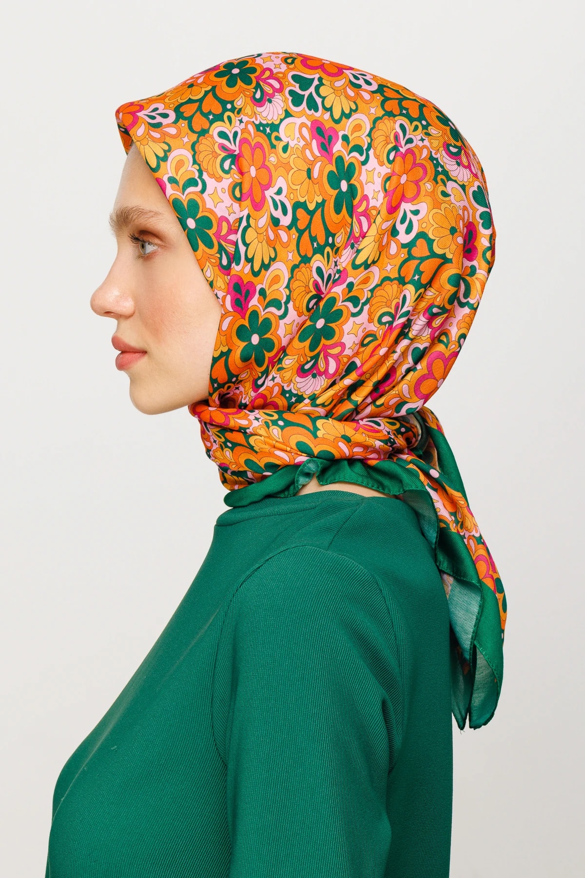 وشاح رقمي ناعم بنقشة ديزي