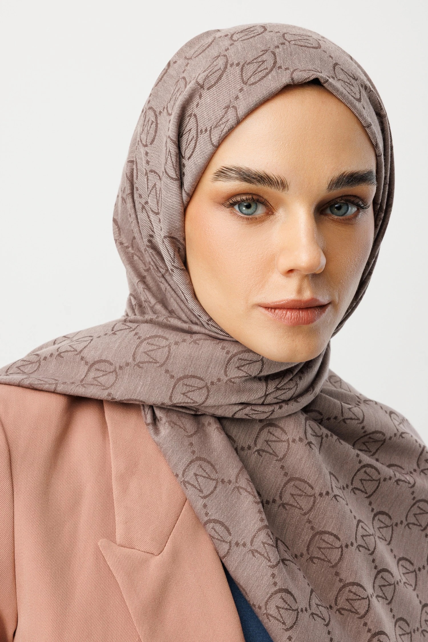 شال من الصوف والحرير