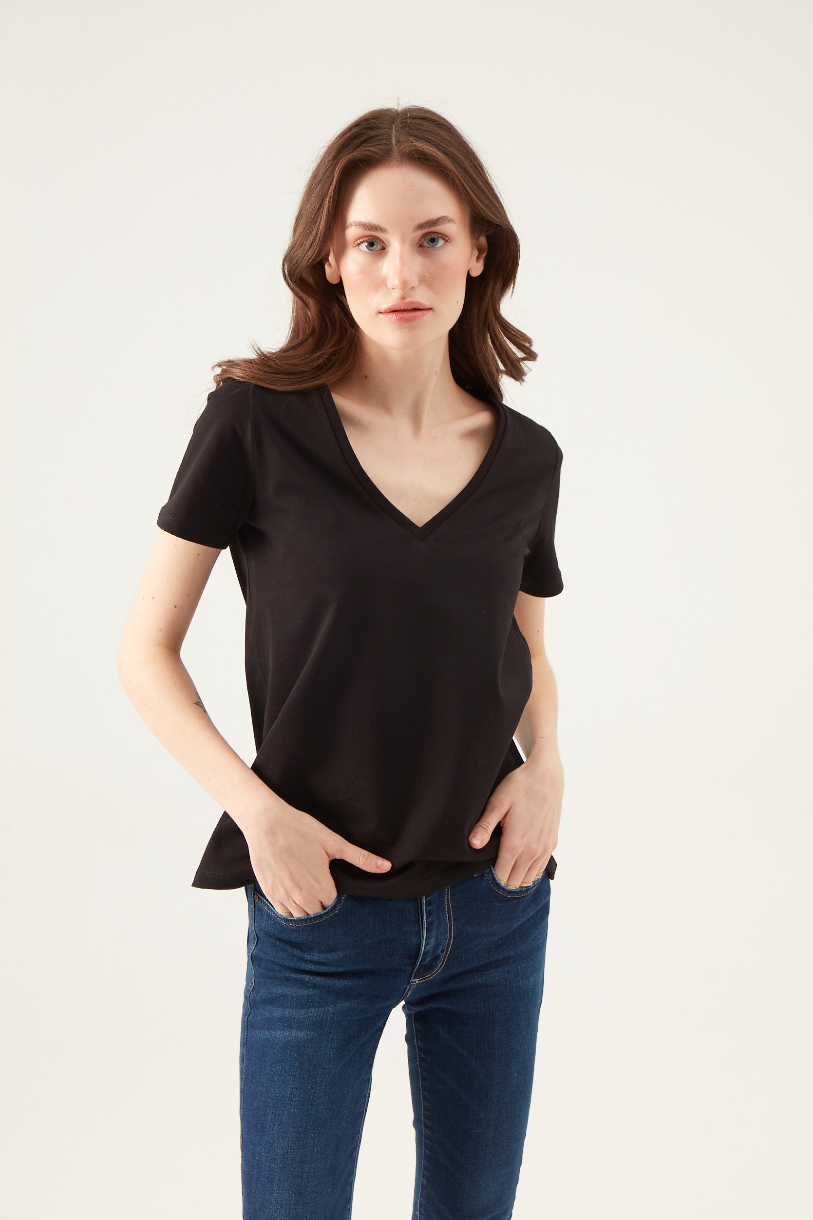 Outlet Kadın Normal Fit Siyah V Yaka T-Shirt