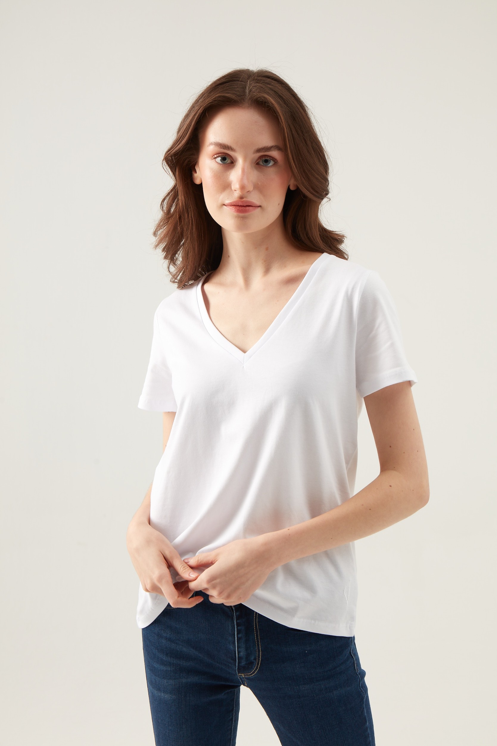 Outlet Kadın Normal Fit Beyaz V Yaka T-Shirt