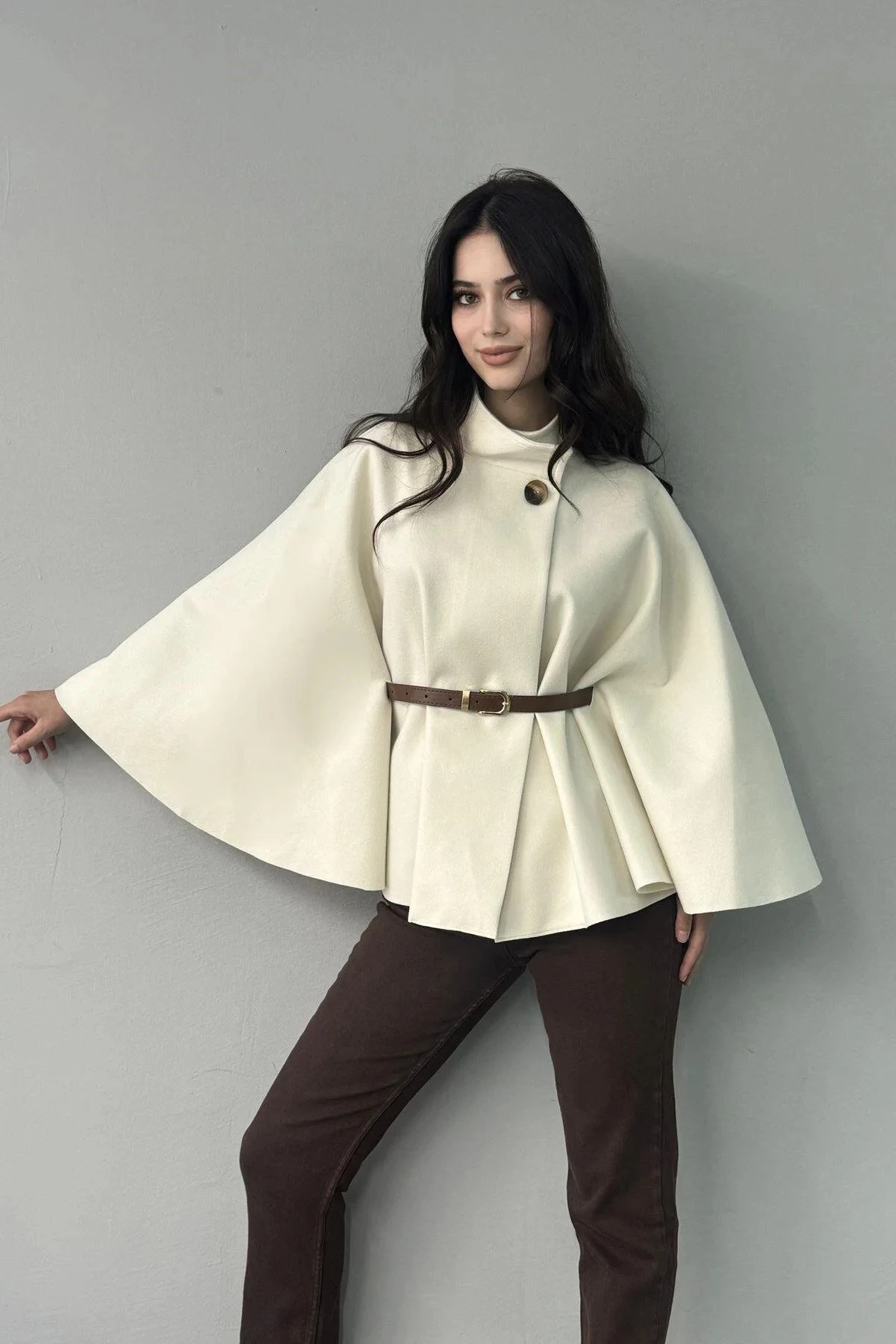 HAKİM YAKA KEMER DETAYLI KAŞE PANÇO