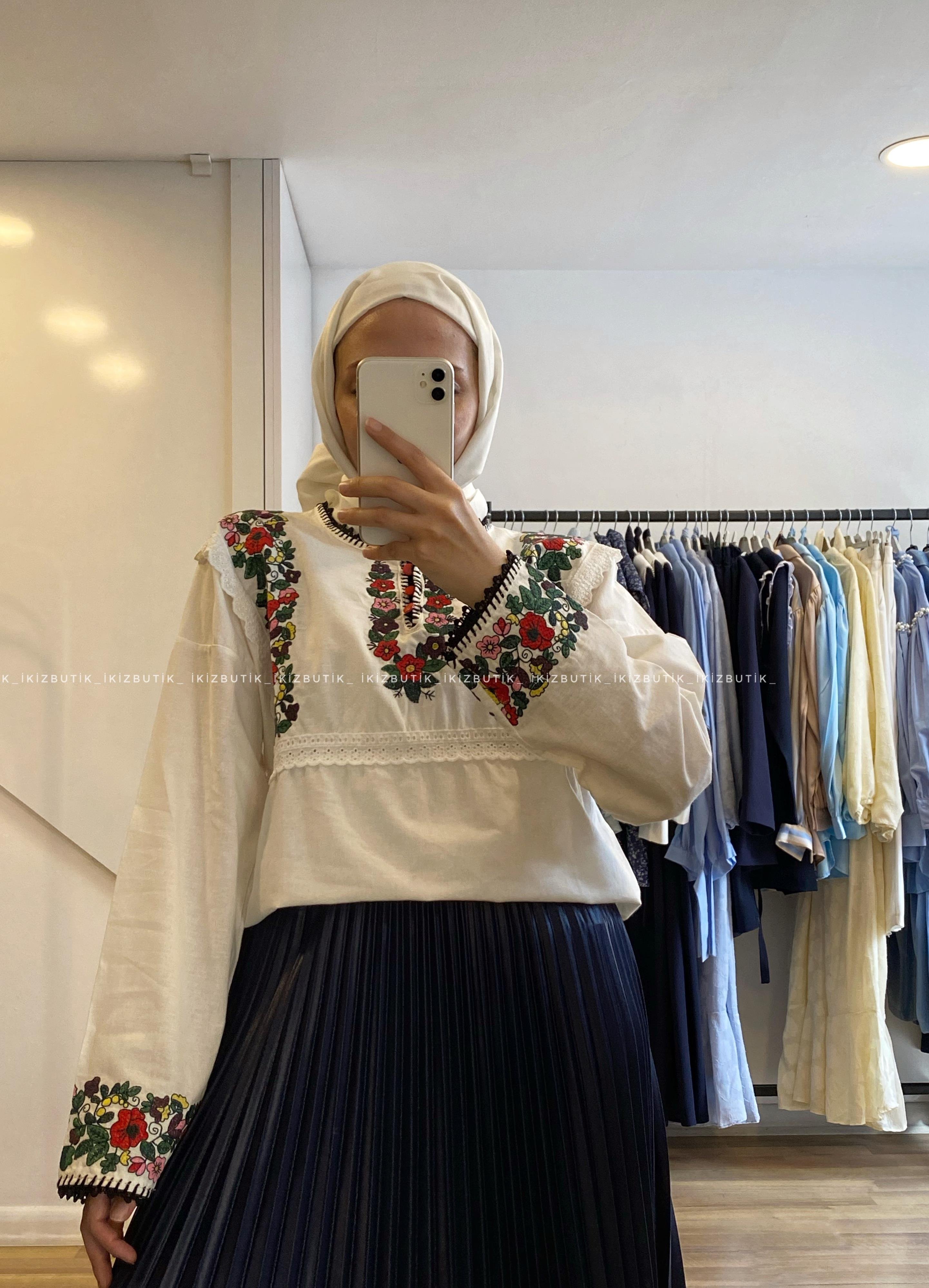 FİSTO DETAYLI ÇİÇEK NAKIŞLI BLUZ