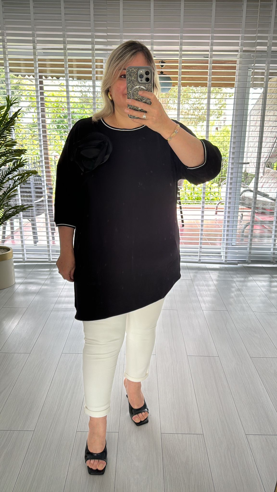 Gül Broşlu Modal Bluz 