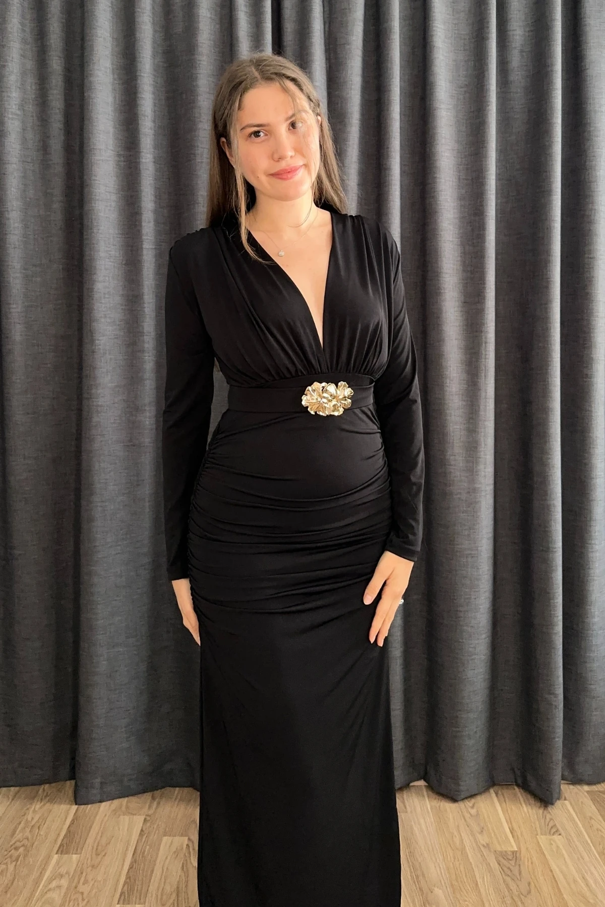 V Yaka Aksesuarlı Kemerli Drapeli Uzun Elbise 