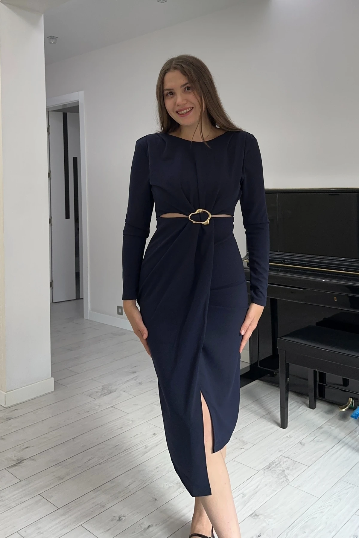 Gold Aksesuarlı Beli Pencereli Krep Midi Elbise