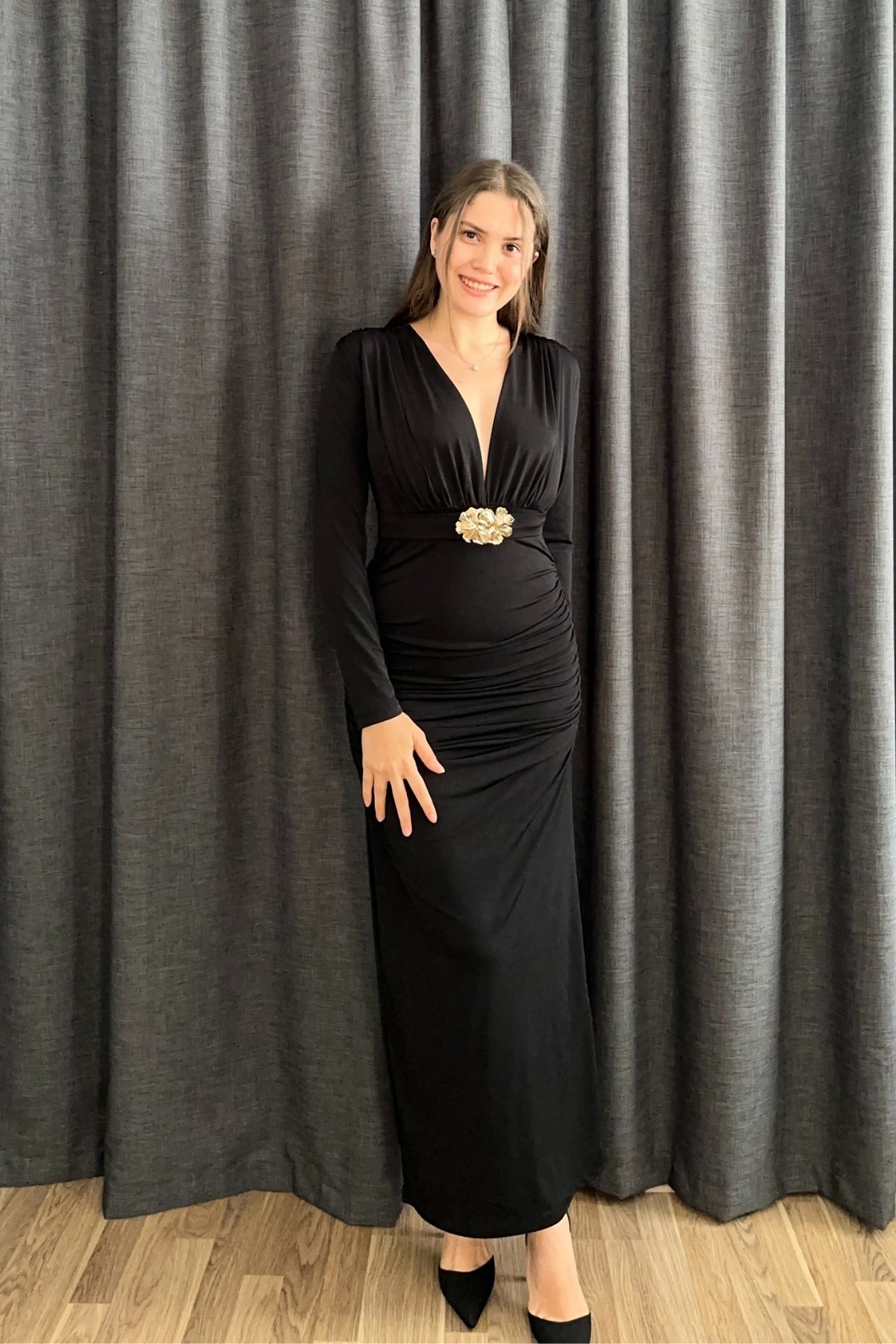 V Yaka Aksesuarlı Kemerli Drapeli Uzun Elbise  - Siyah