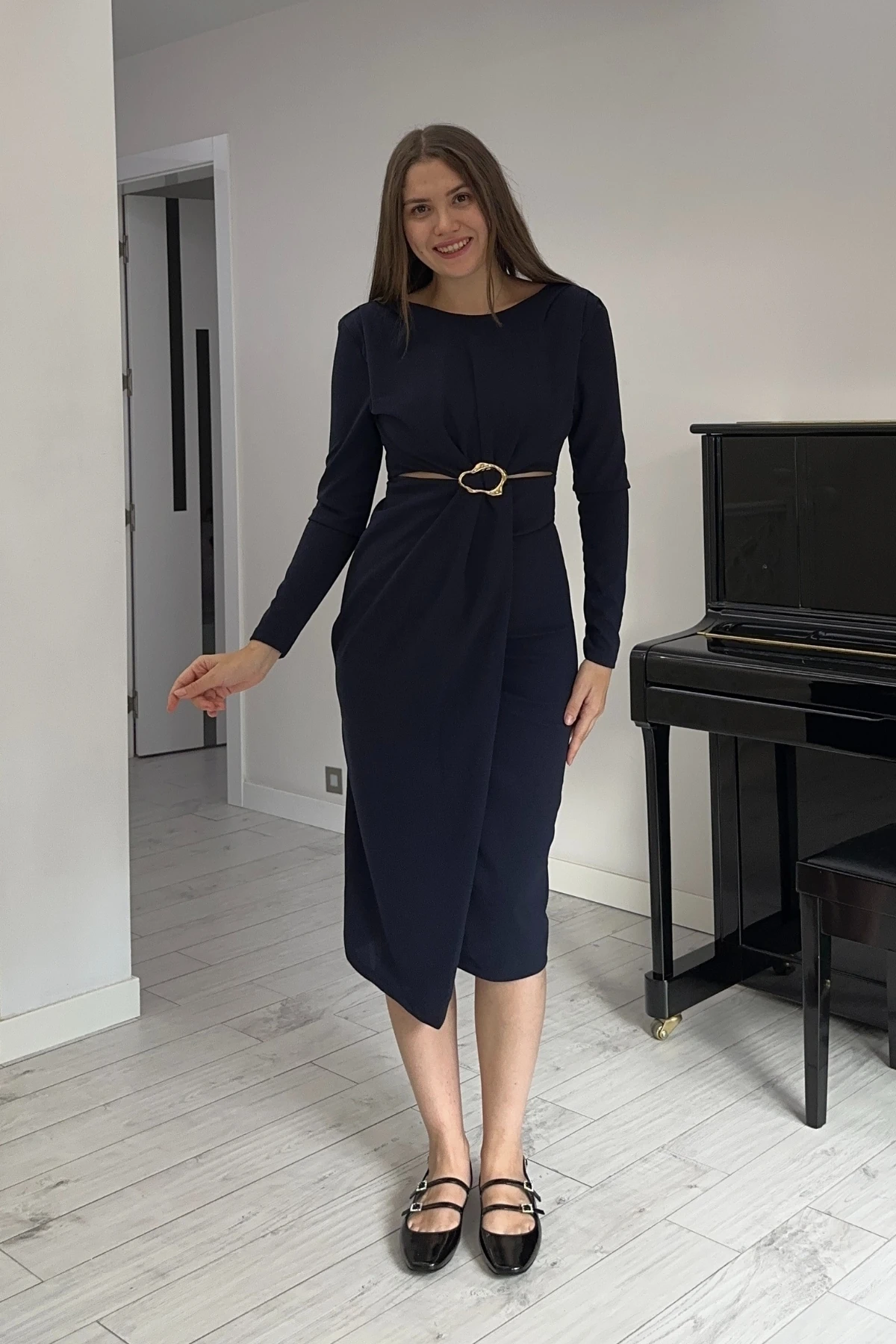 Gold Aksesuarlı Beli Pencereli Krep Midi Elbise