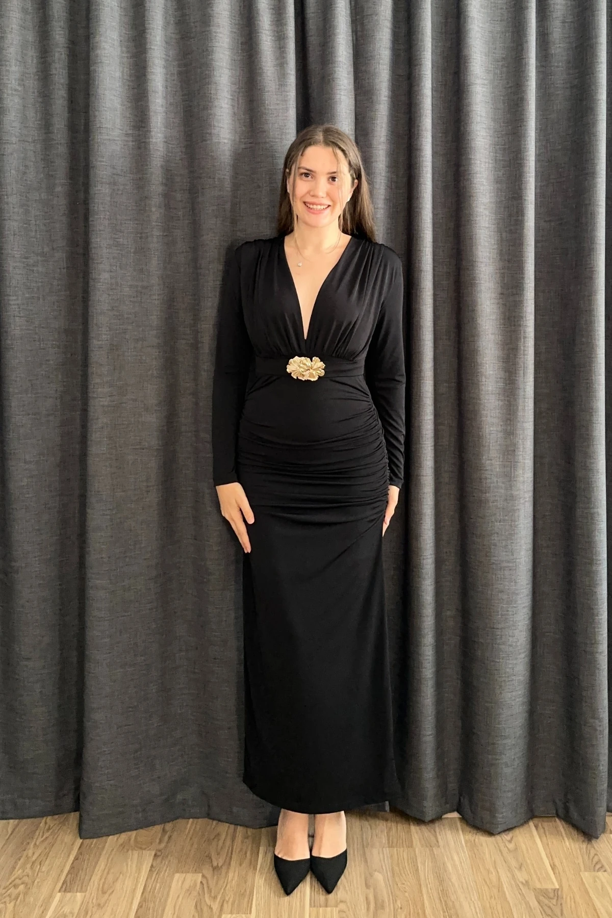 V Yaka Aksesuarlı Kemerli Drapeli Uzun Elbise 