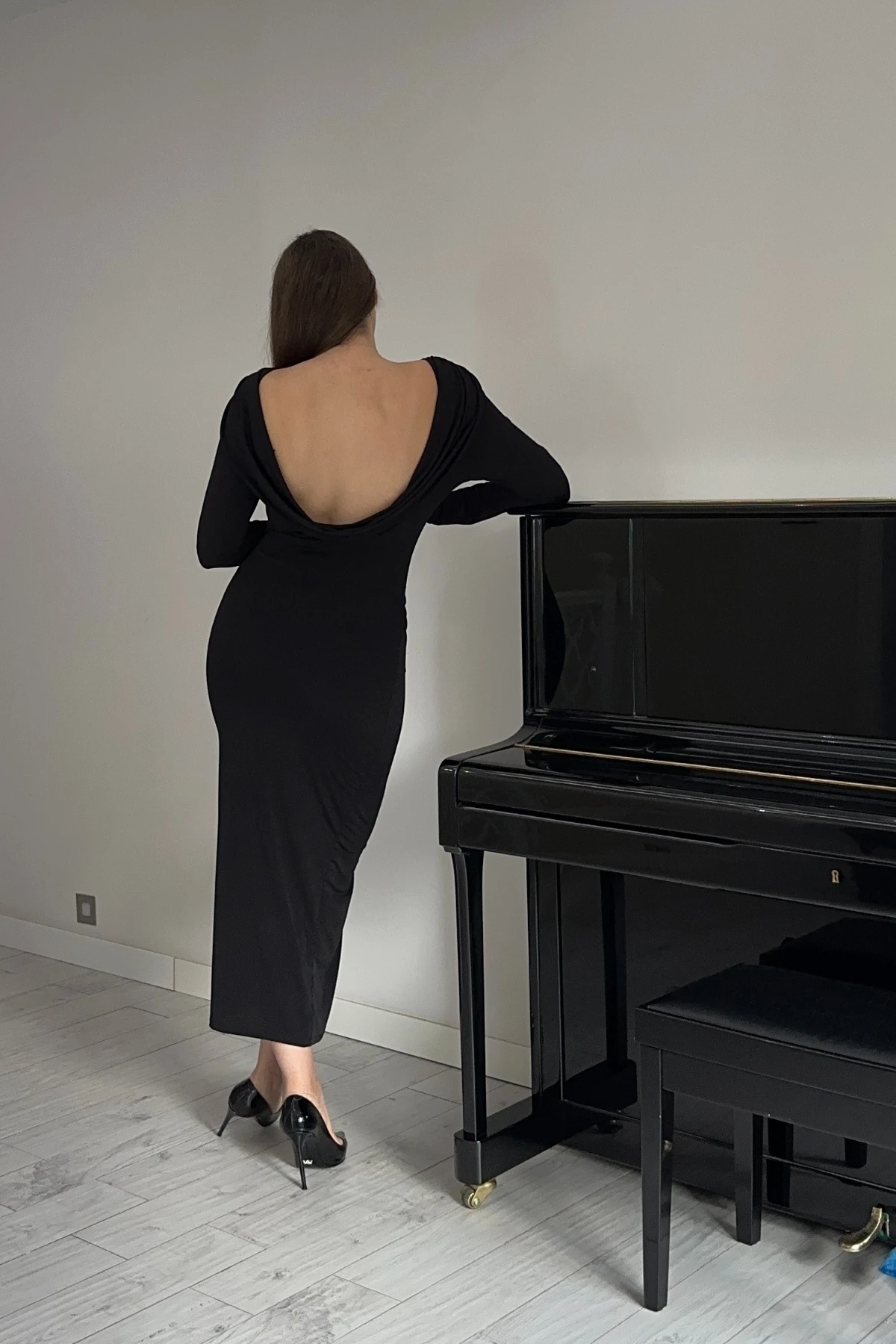 Degaje Sırt Dekolteli Drapeli Yırtmaçlı Midi Elbise