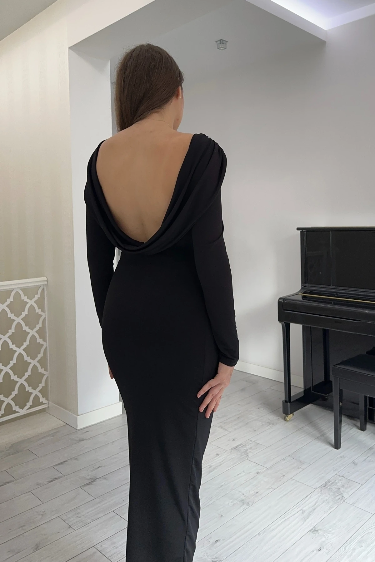 Degaje Sırt Dekolteli Drapeli Yırtmaçlı Midi Elbise