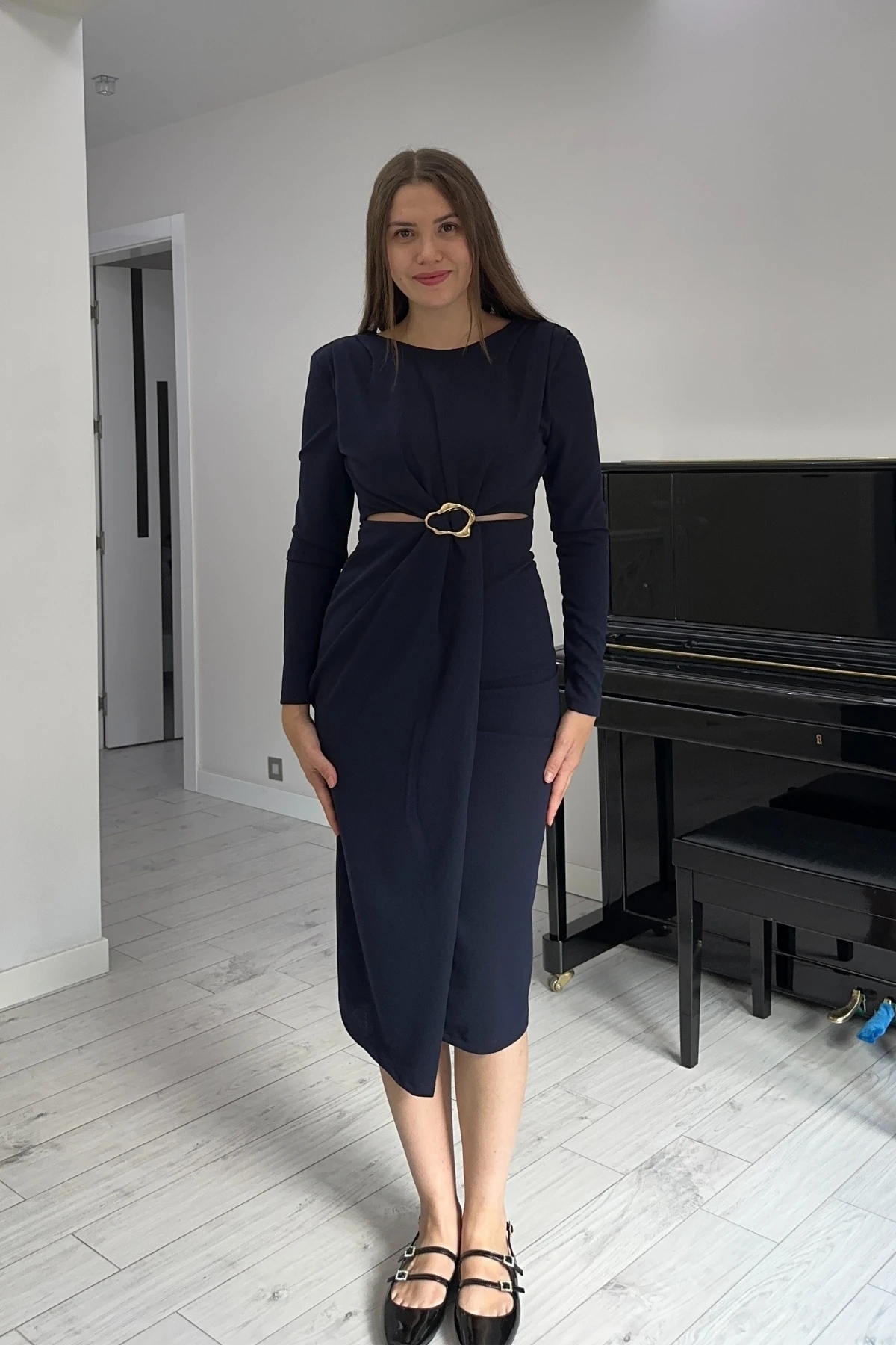 Gold Aksesuarlı Beli Pencereli Krep Midi Elbise