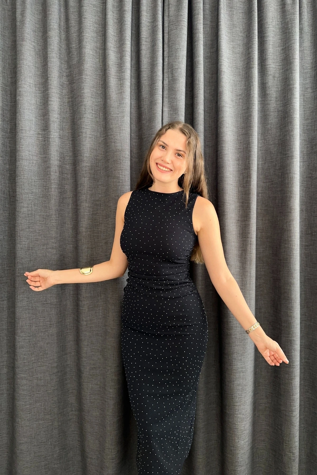 Taşlı Arkası Yırtmaçlı Sıfır Kol Elbise