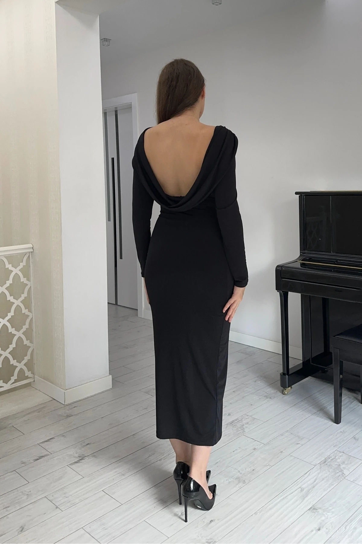 Degaje Sırt Dekolteli Drapeli Yırtmaçlı Midi Elbise - Siyah