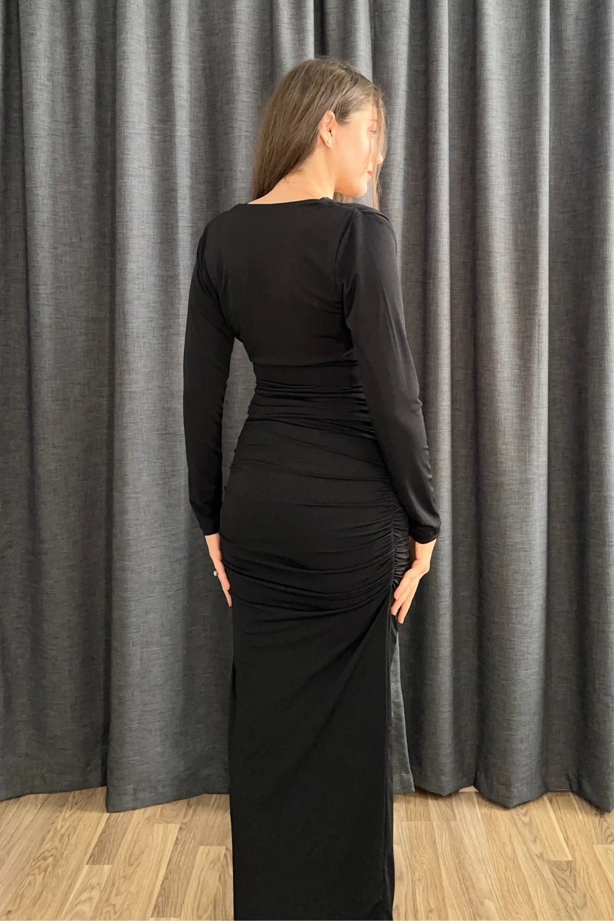 V Yaka Aksesuarlı Kemerli Drapeli Uzun Elbise 