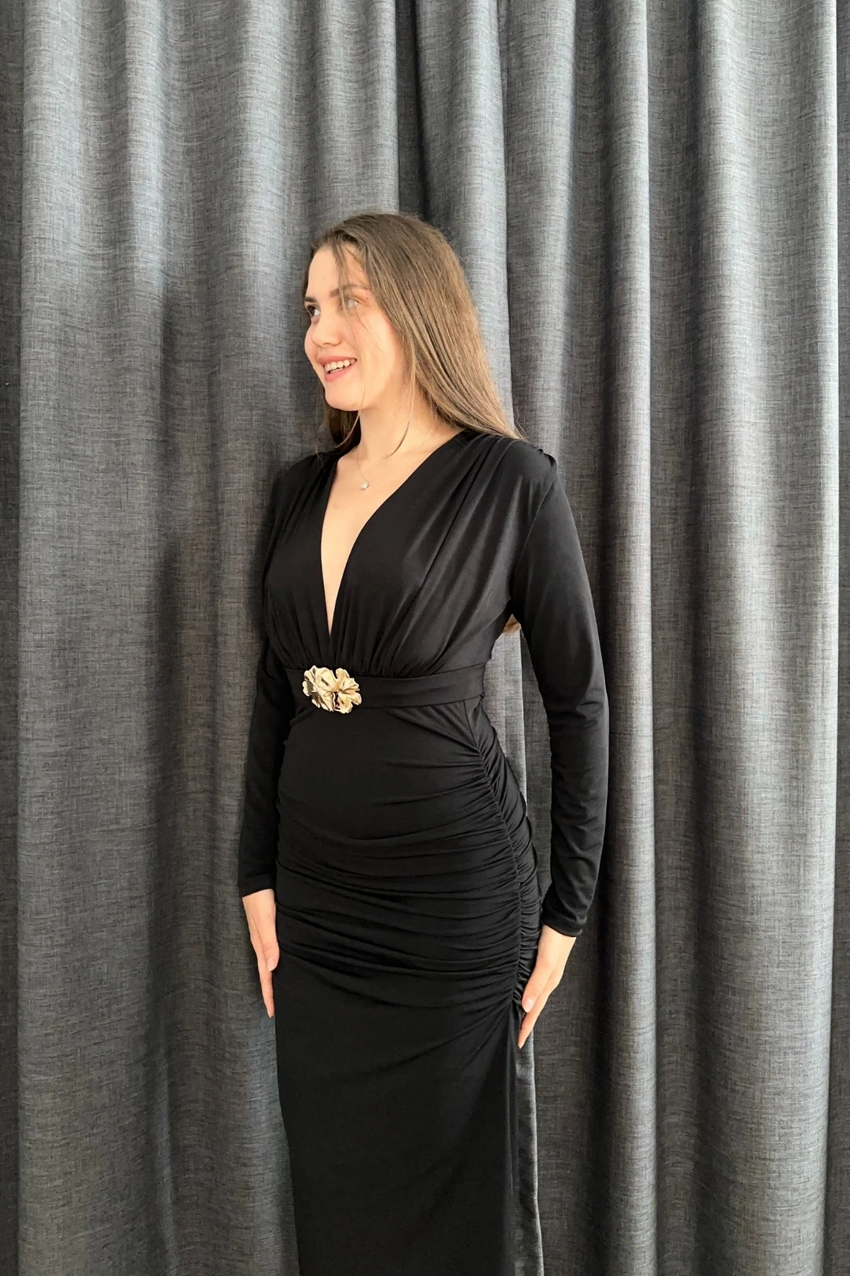 V Yaka Aksesuarlı Kemerli Drapeli Uzun Elbise 