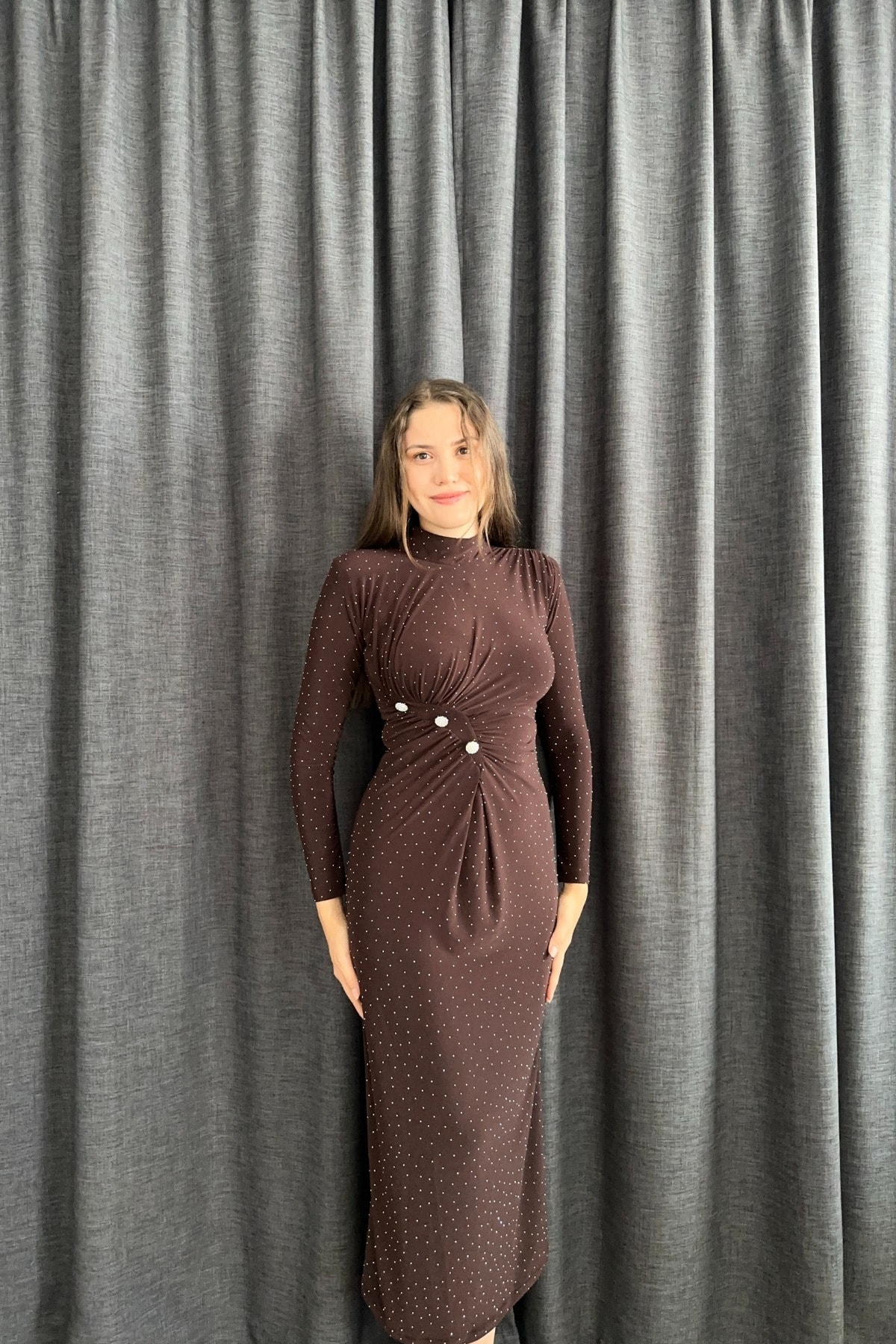Dik Yaka Vatkalı Drape Detaylı Taşlı Midi Elbise