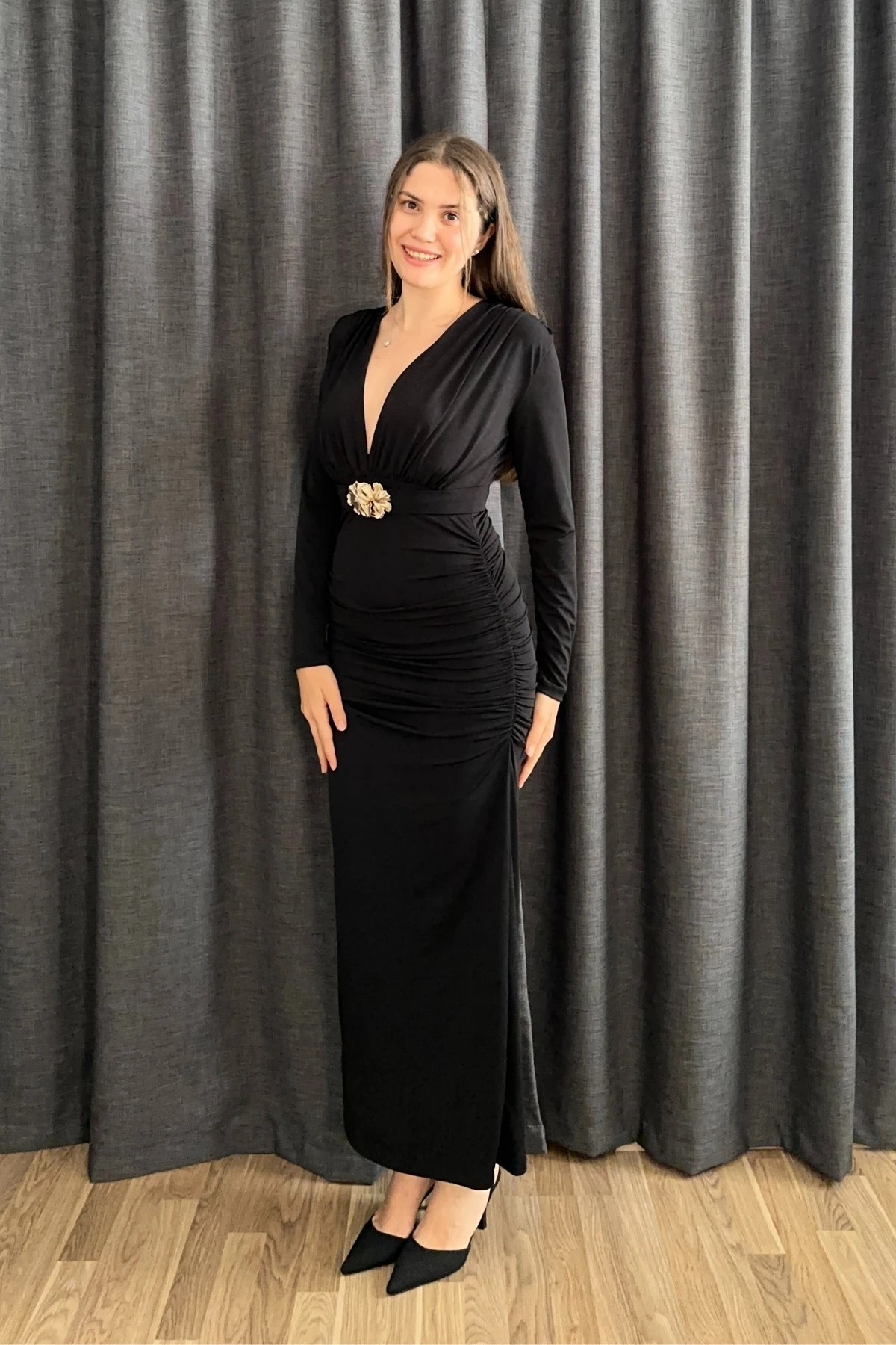 V Yaka Aksesuarlı Kemerli Drapeli Uzun Elbise 