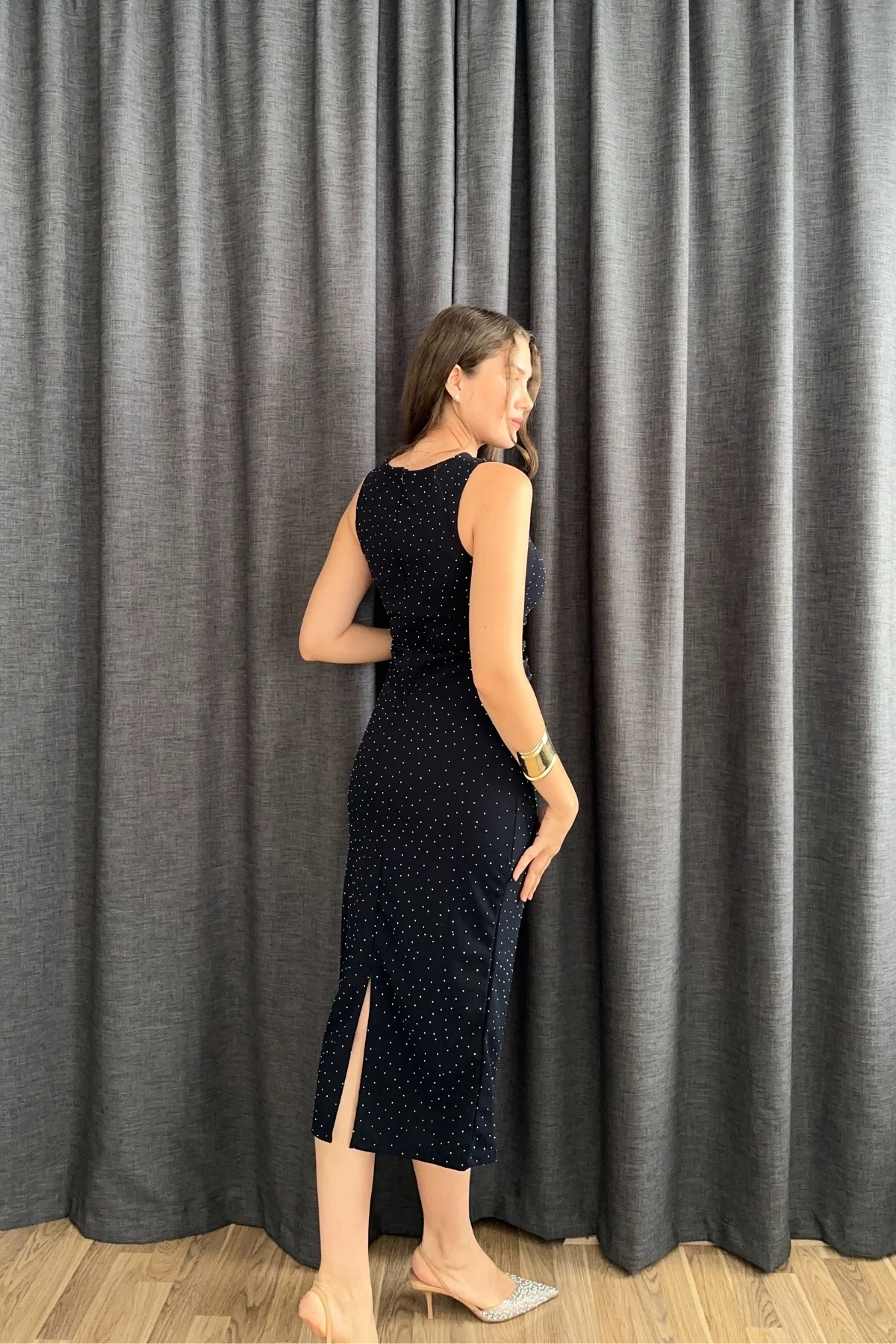 Taşlı Arkası Yırtmaçlı Sıfır Kol Elbise