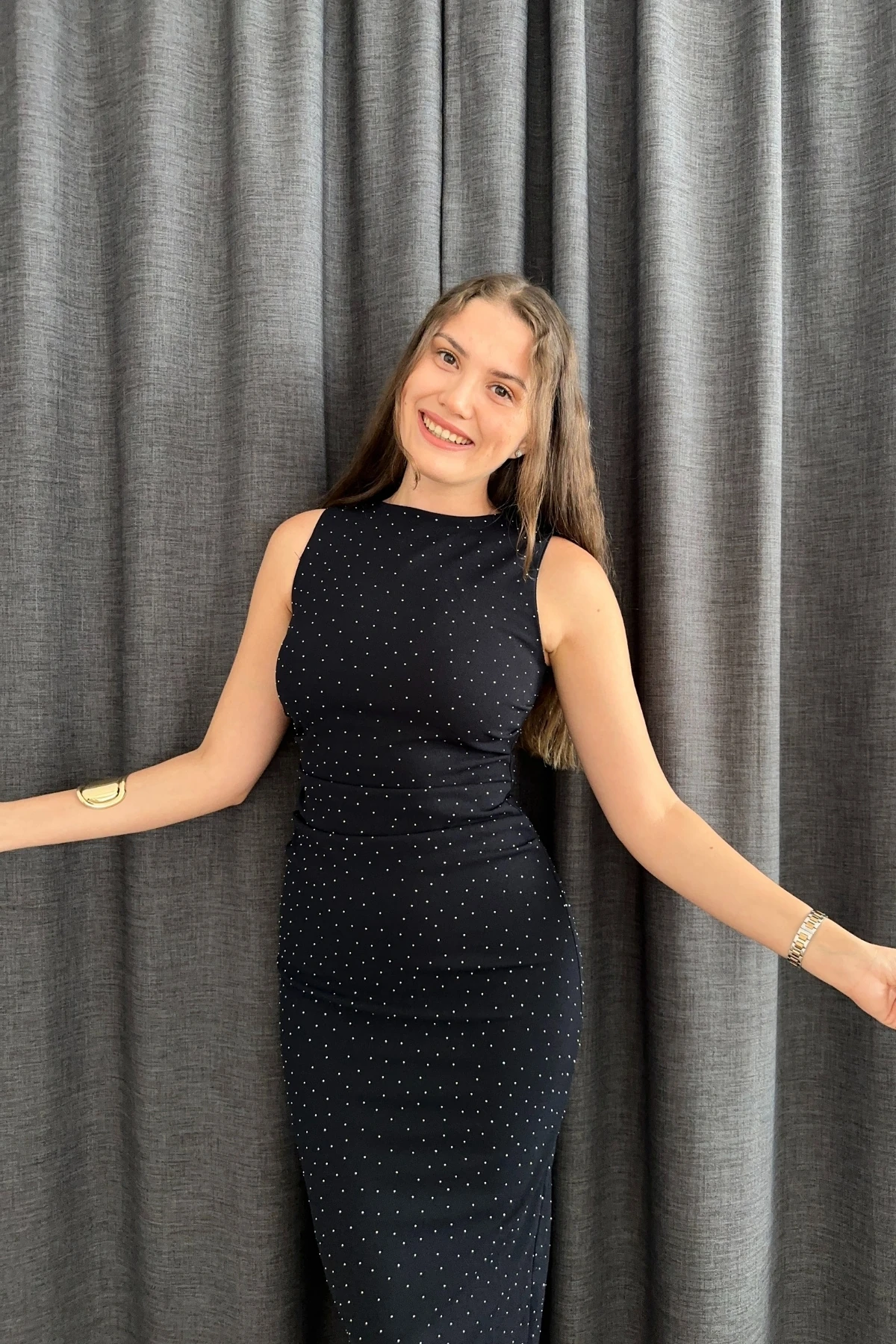 Taşlı Arkası Yırtmaçlı Sıfır Kol Elbise