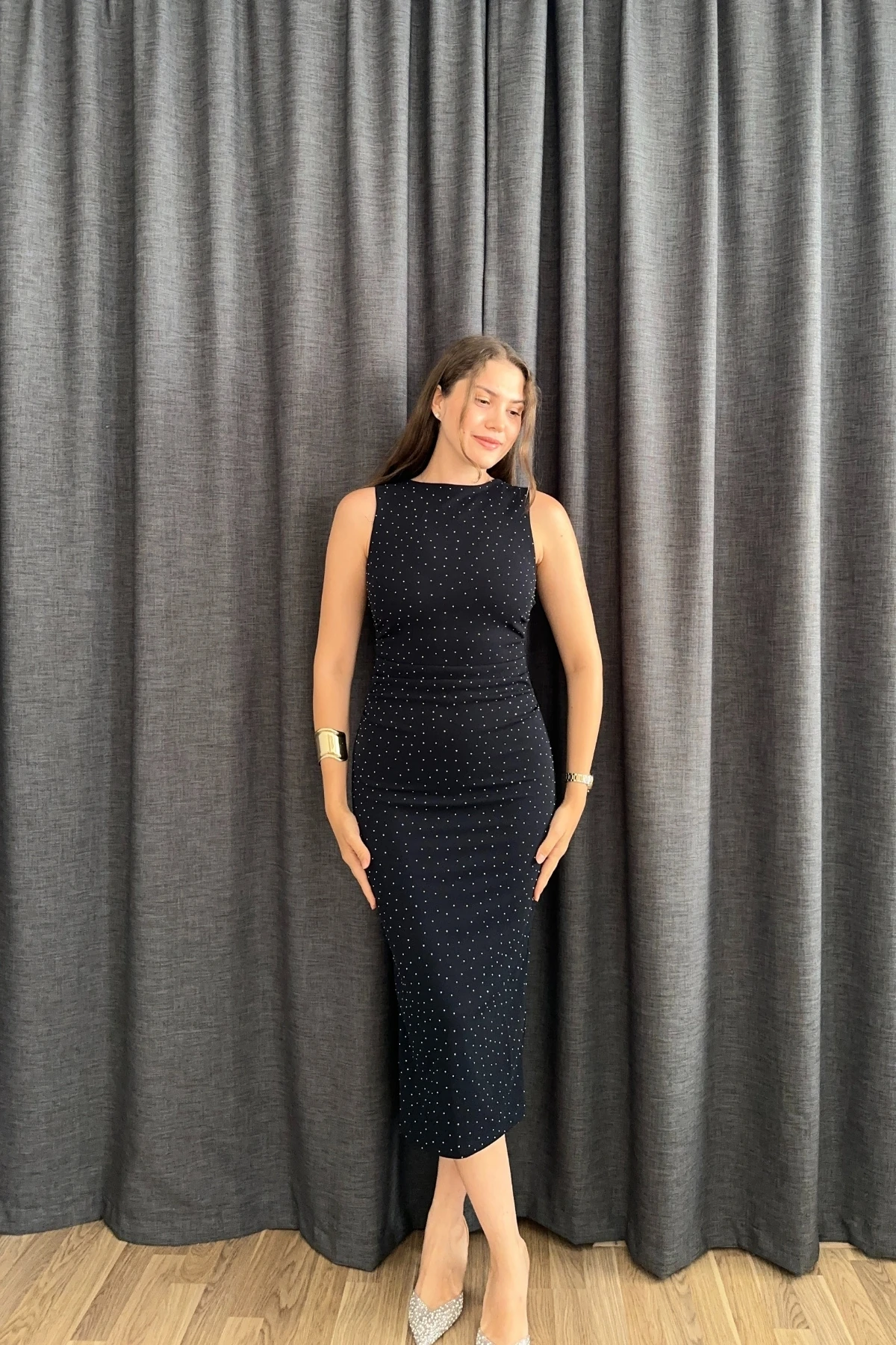 Taşlı Arkası Yırtmaçlı Sıfır Kol Elbise