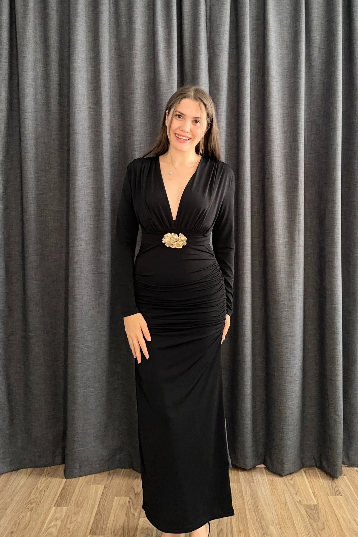 V Yaka Aksesuarlı Kemerli Drapeli Uzun Elbise 