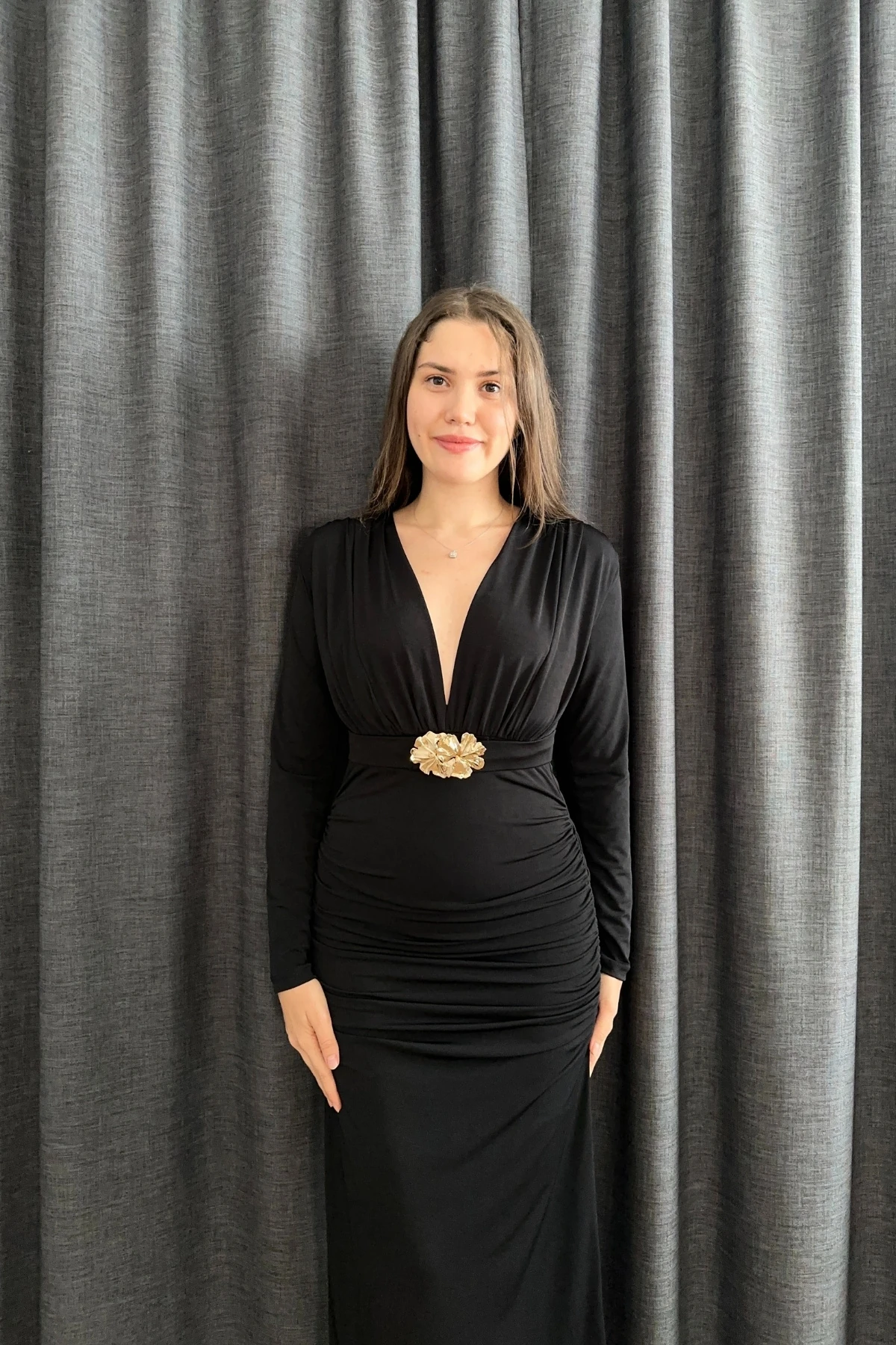 V Yaka Aksesuarlı Kemerli Drapeli Uzun Elbise 