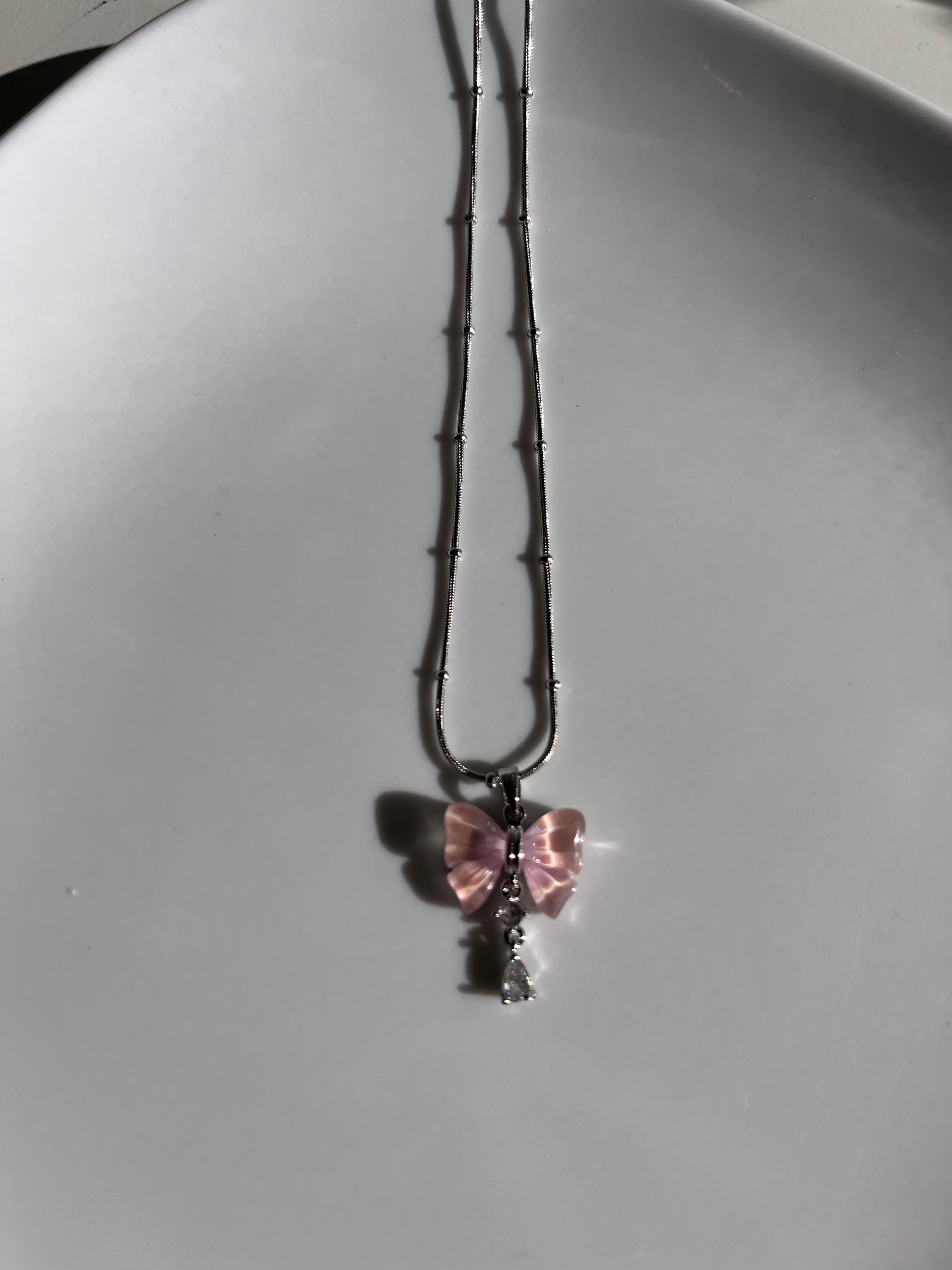 Pembe Kelebek Desenli Kolye