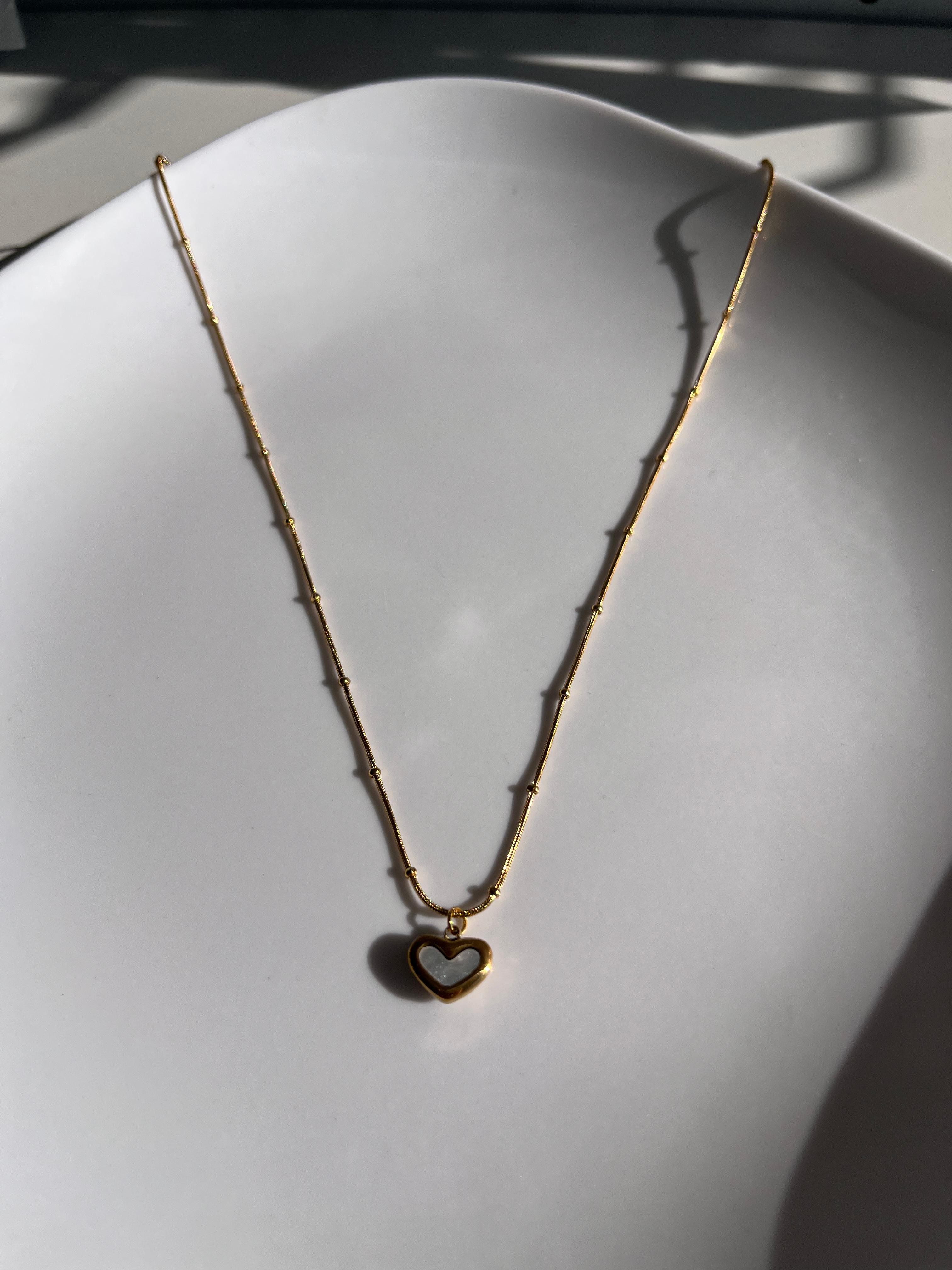 Gold, İçi Beyaz Kalp Desenli Kolye