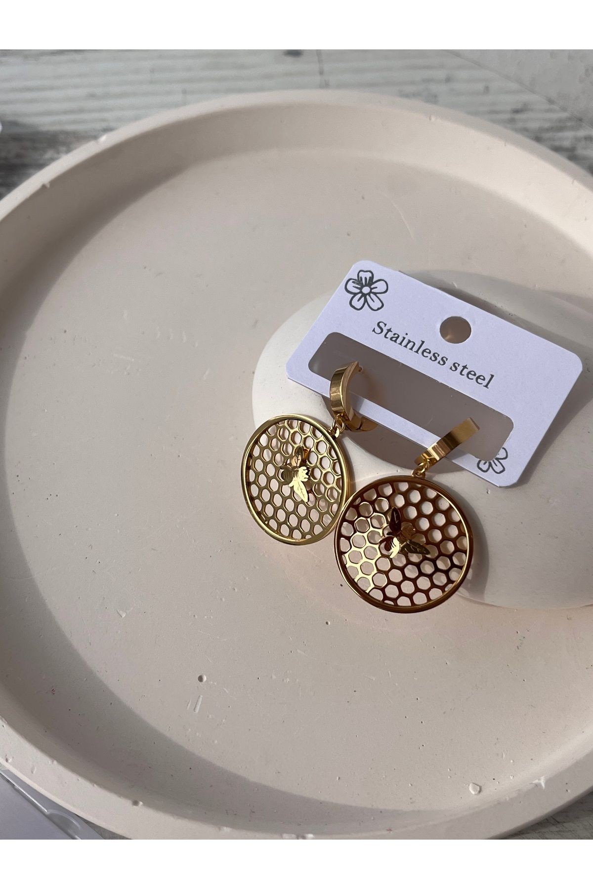 Paslanmaz Solmaz Çelik Kovan ve Arı Detaylı Gold Küpe