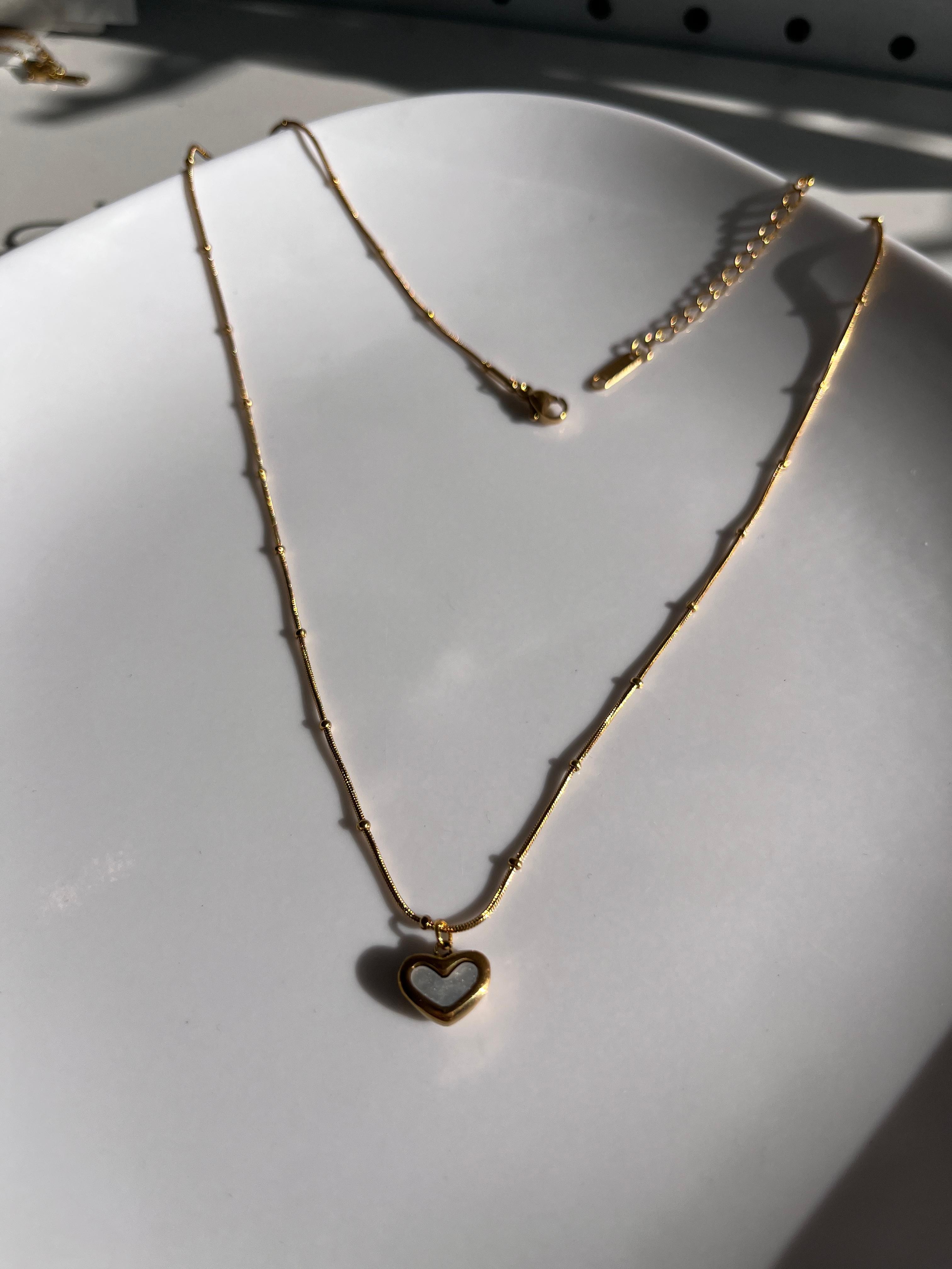 Gold, İçi Beyaz Kalp Desenli Kolye