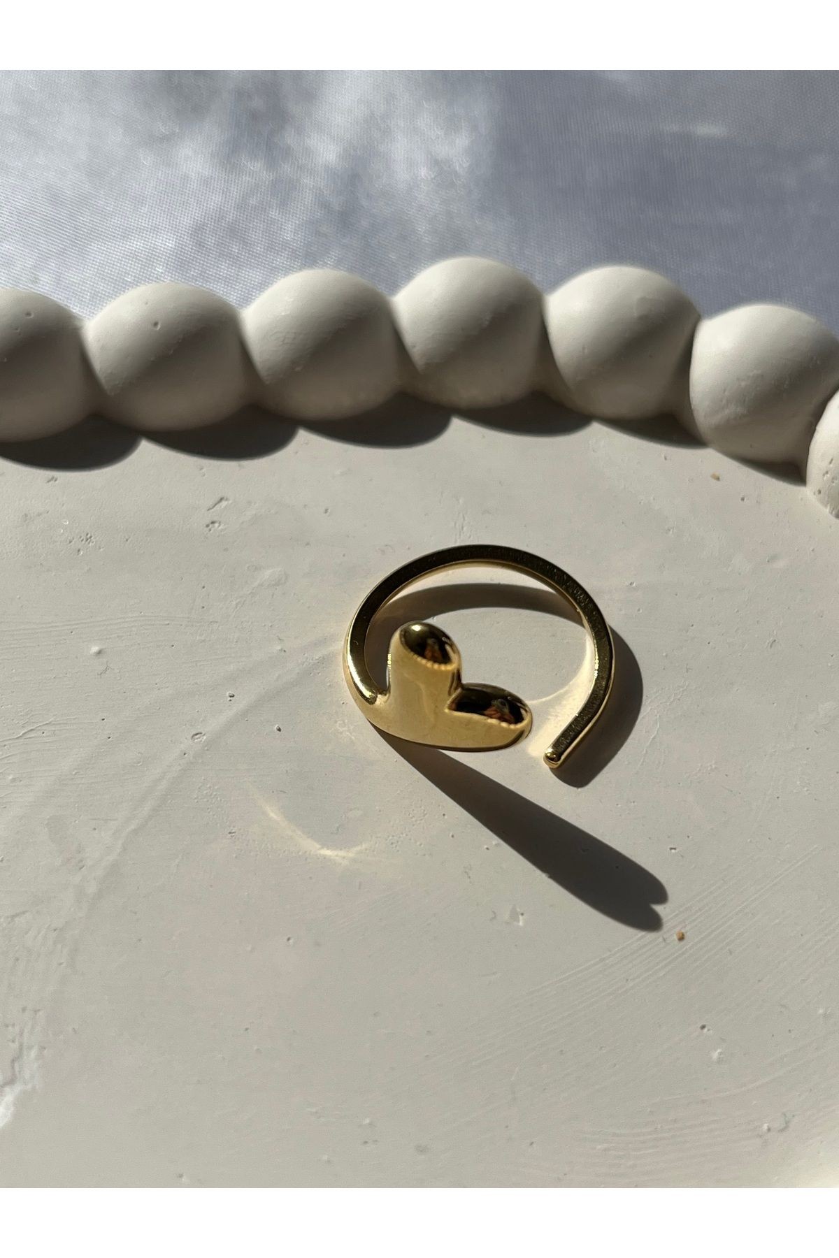 Paslanmaz Çelik Kalp Detaylı Gold Renk Antialerjenik Yüzük