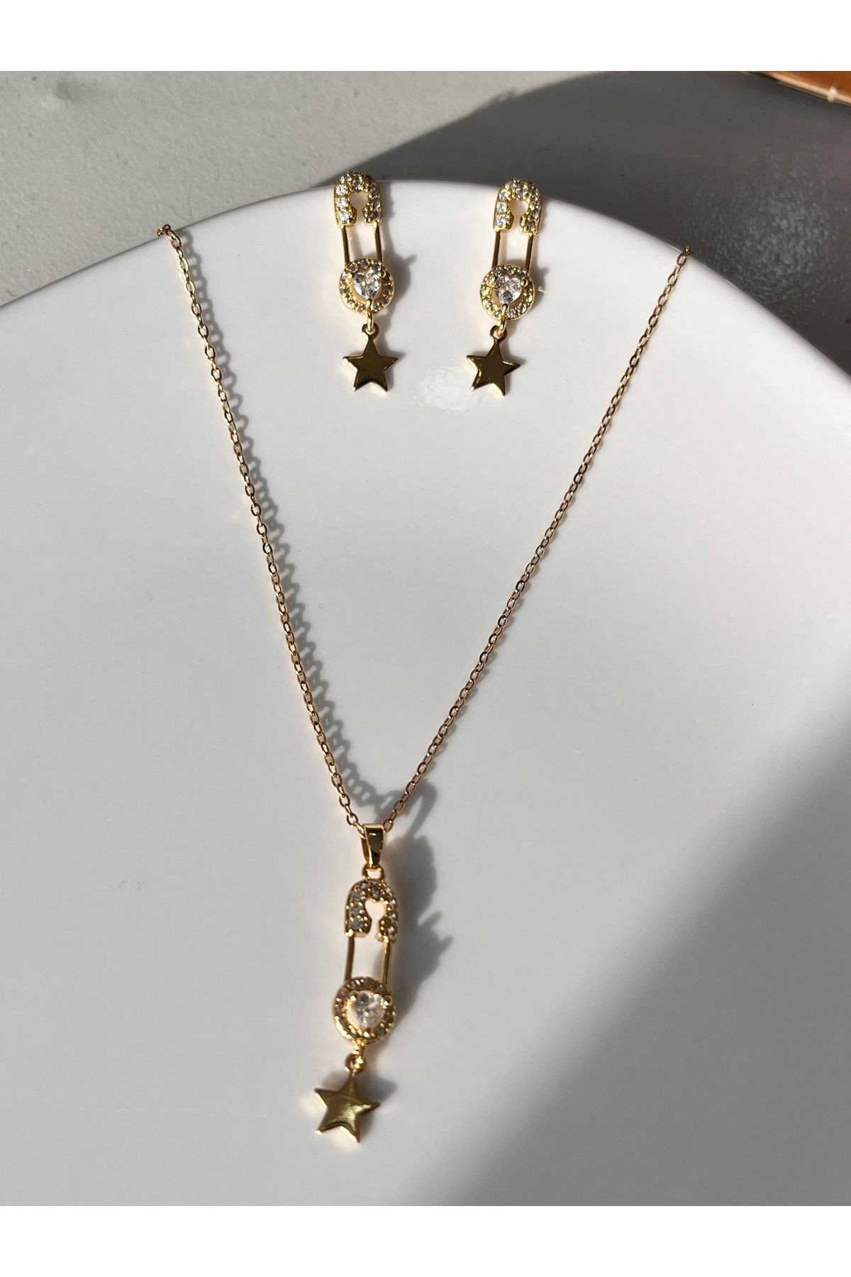 Kararmaz Çelik Gold Renk Yıldızlı Çengelli İğne Görünümlü Ve Kalpli Kolyeden Oluşan Set