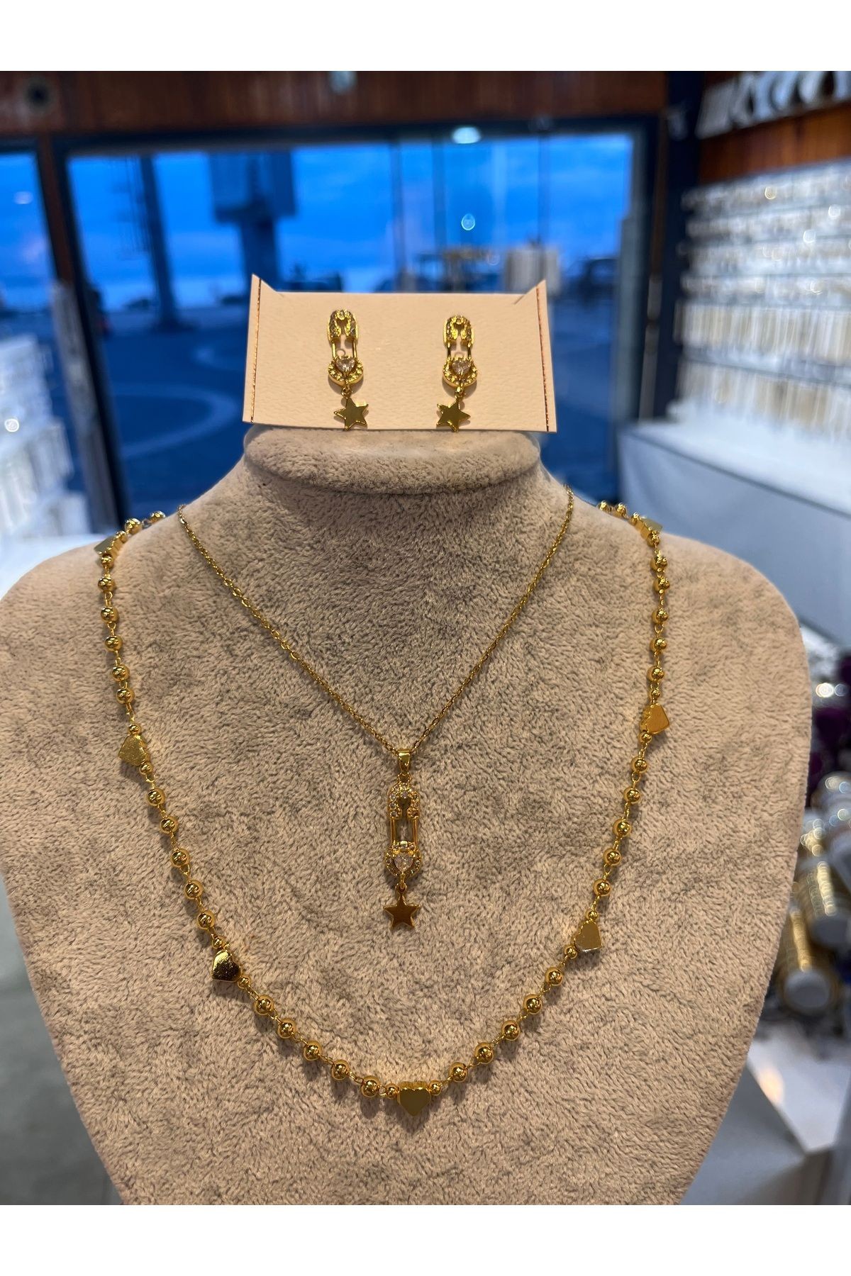 Kararmaz Çelik Gold Renk Yıldızlı Çengelli İğne Görünümlü Ve Kalpli Kolyeden Oluşan Set