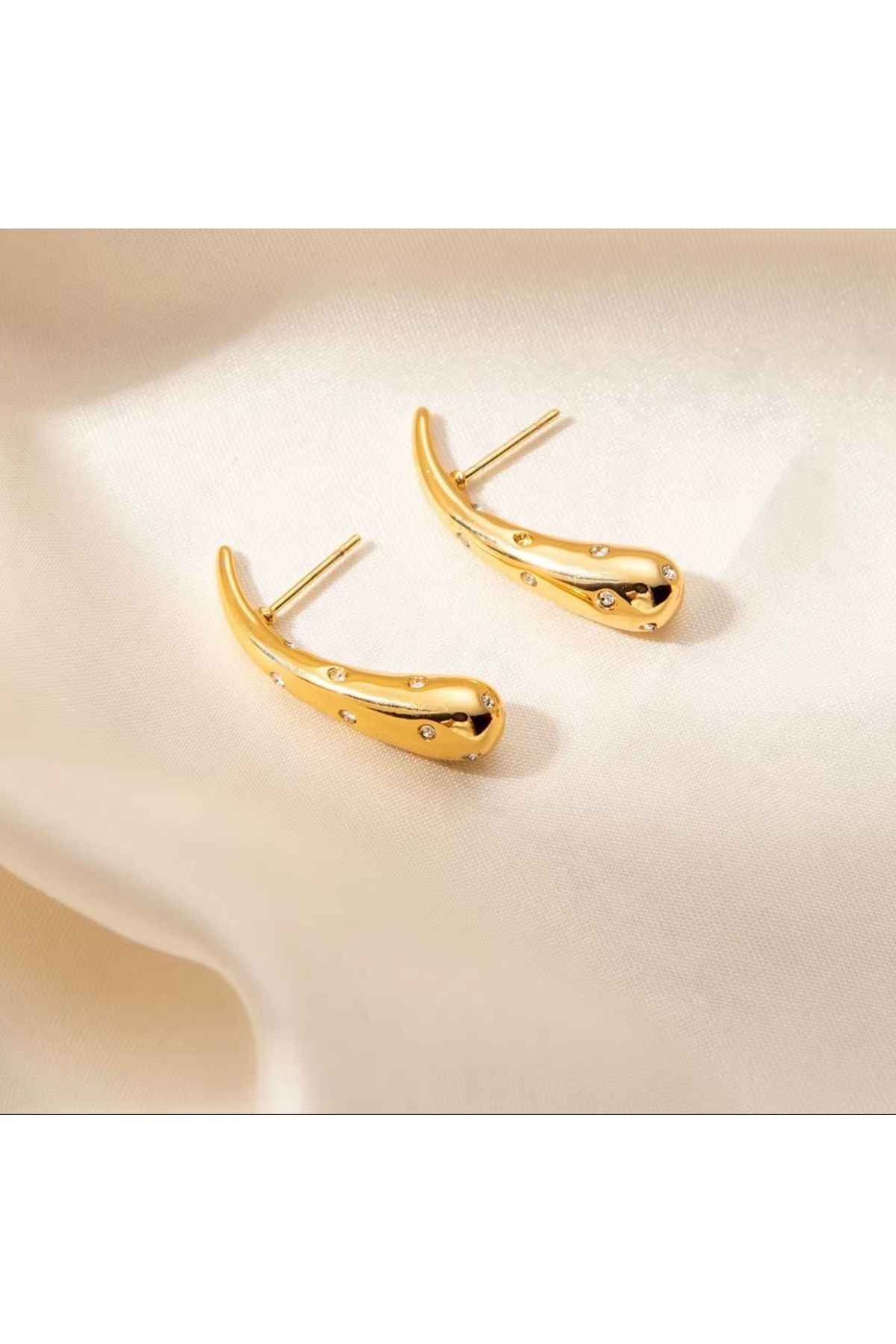 KARARMAZ ÇELİK İnce Damla Model Gold Renk Zirkon Taşlı Küpe