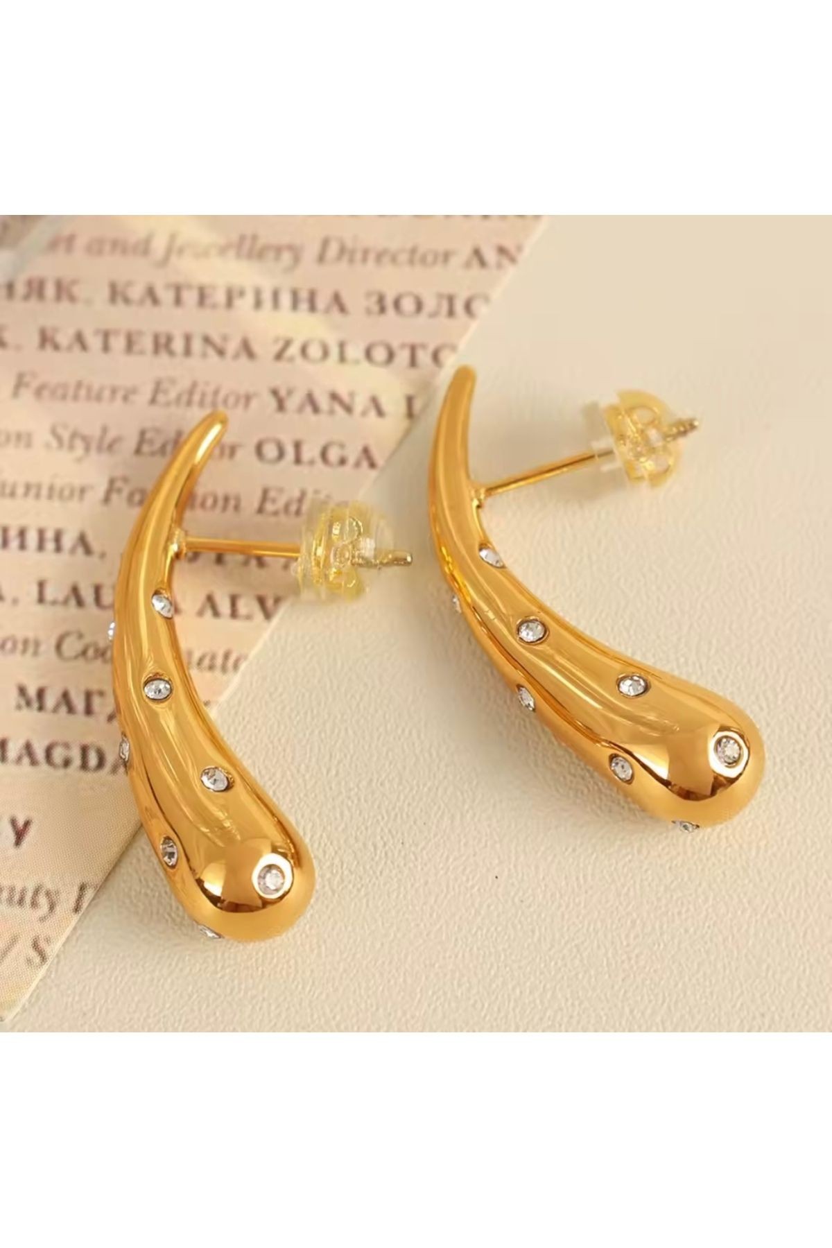 KARARMAZ ÇELİK İnce Damla Model Gold Renk Zirkon Taşlı Küpe