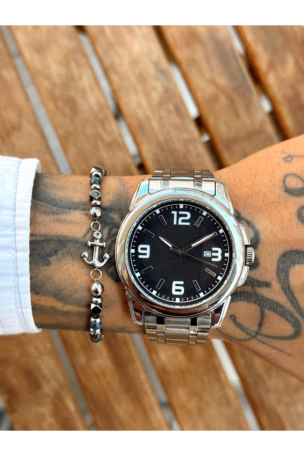 Gümüş Metal Kordonlu, Siyah Kadranlı, Beyaz Rakamlı ve Takvim Göstergeli Klasik Erkek kol Saati