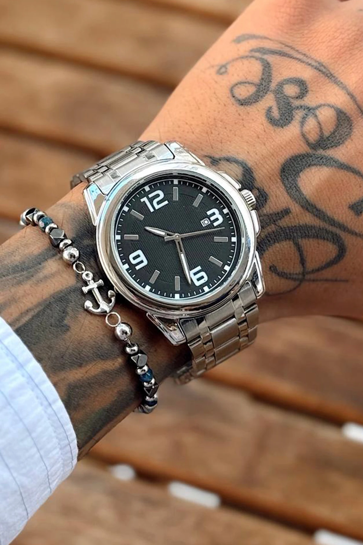 Gümüş Metal Kordonlu, Siyah Kadranlı, Beyaz Rakamlı ve Takvim Göstergeli Klasik Erkek kol Saati