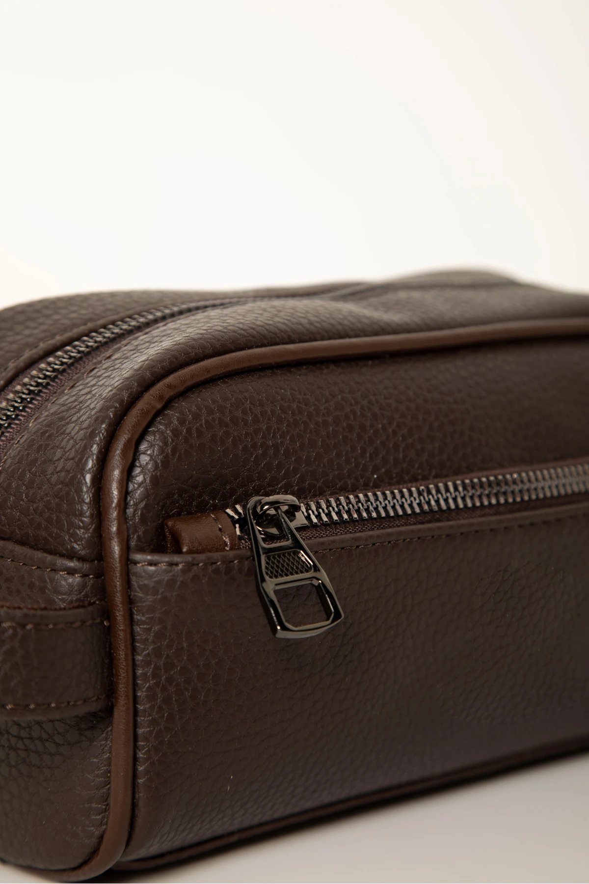 Lurtz Erkek Kahverengi Vegan Deri El Çantası – Fermuarlı Ön Cep, Dokulu Desen