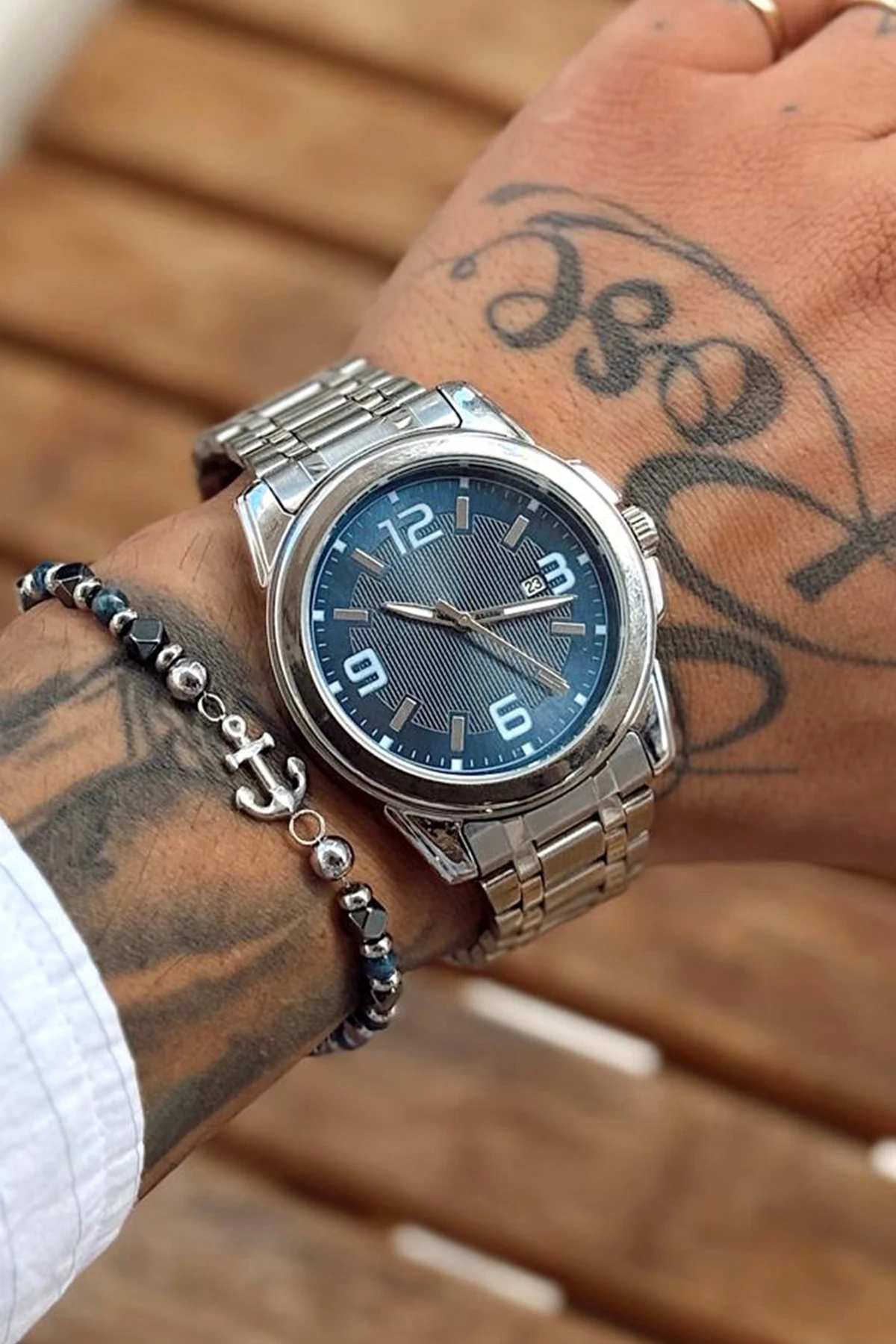 Gümüş Metal Kordonlu, Lacivert Kadranlı, Beyaz Rakamlı ve Takvim Göstergeli Klasik Erkek Kol Saati